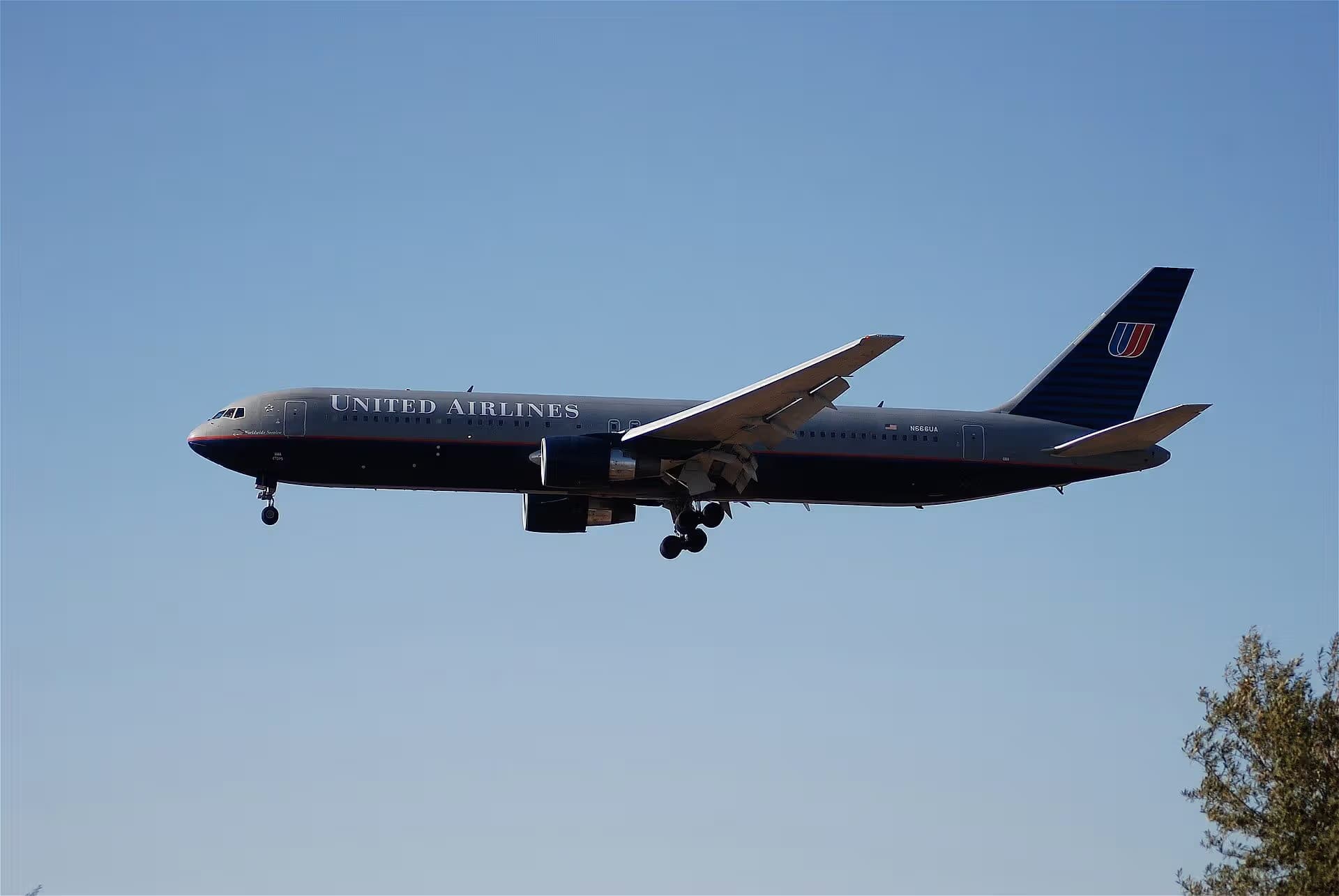 N666UA — Boeing at Los Angeles International Airport
