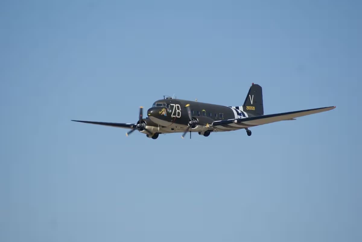 Unidentified — Twin-engine aircraft