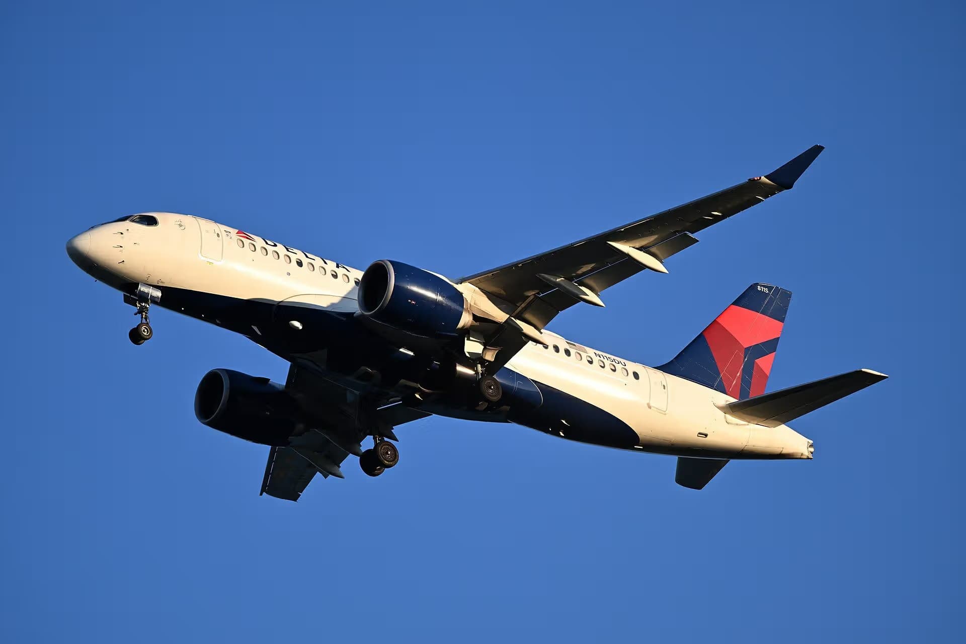 N115DU — Twin-engine aircraft