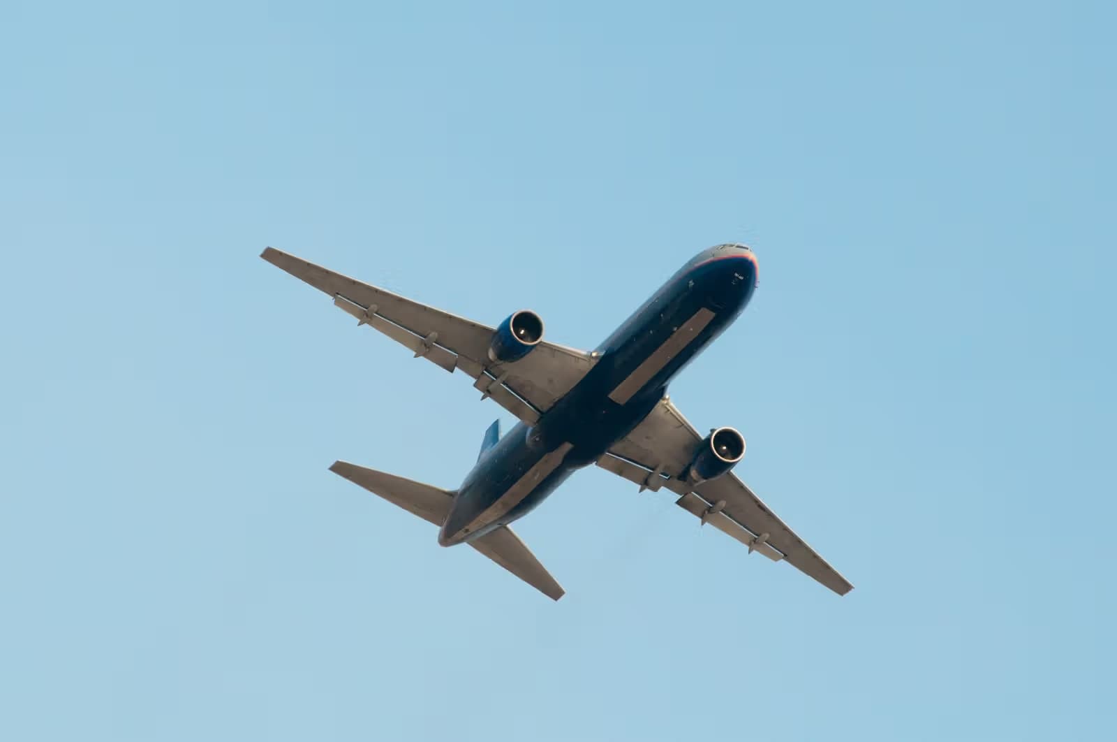 N667UA — Twin-engine aircraft