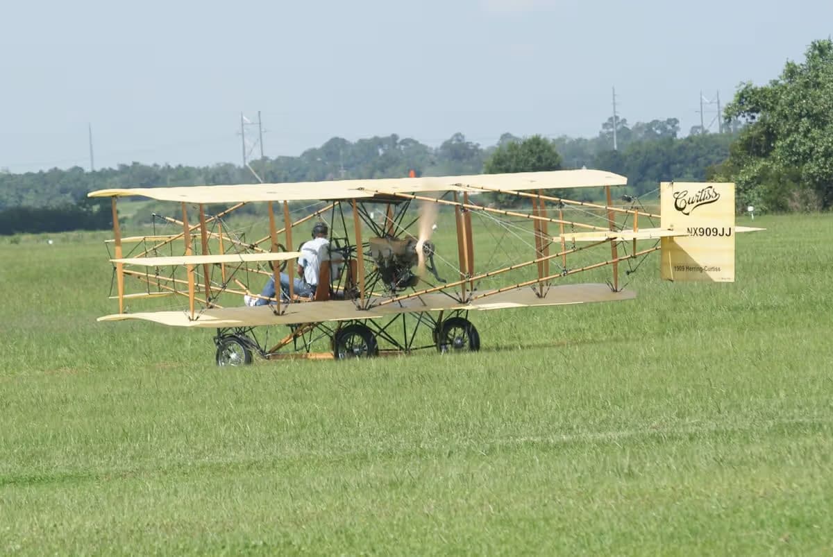 Unidentified — Single-engine aircraft