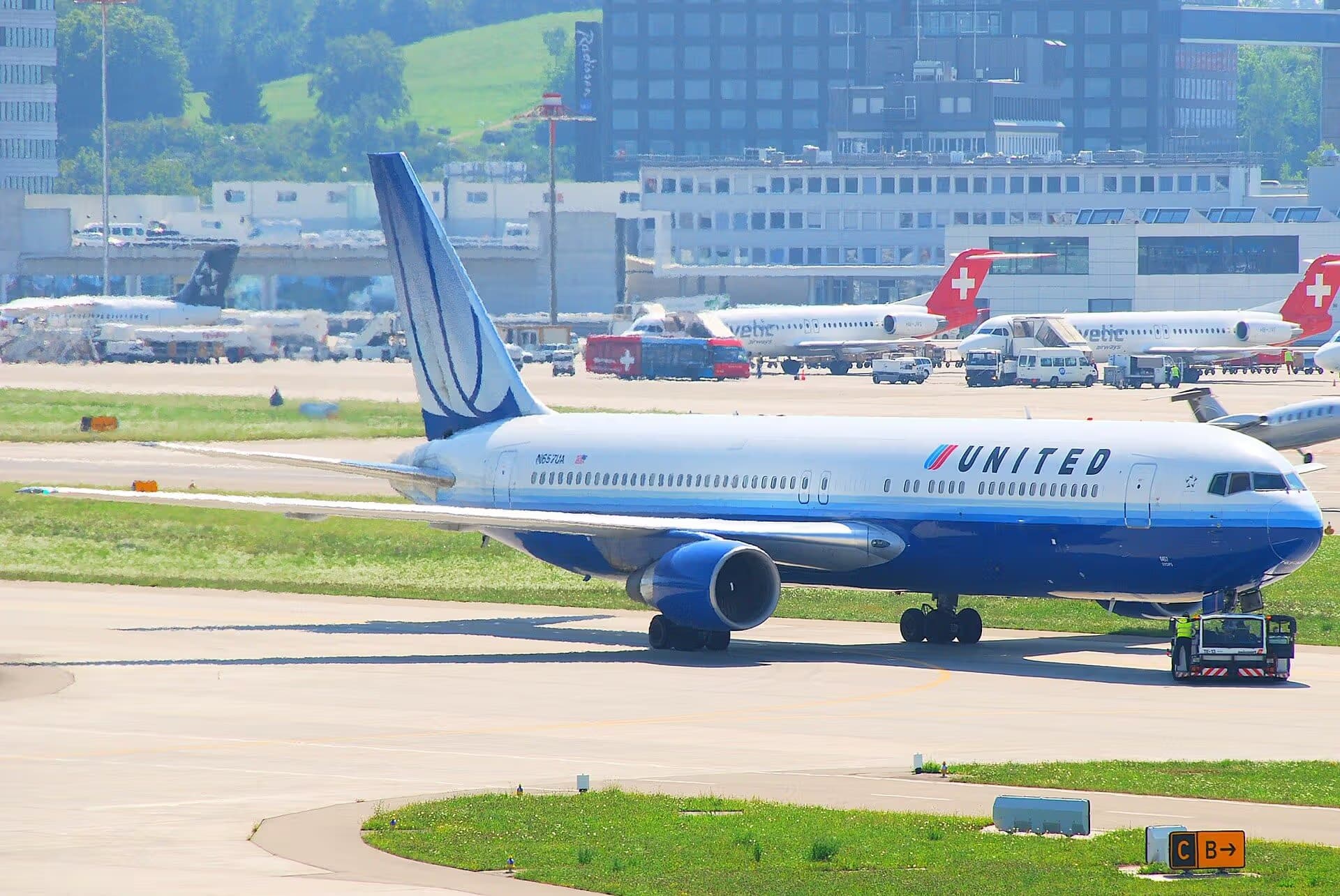 N657UA — Twin-engine aircraft
