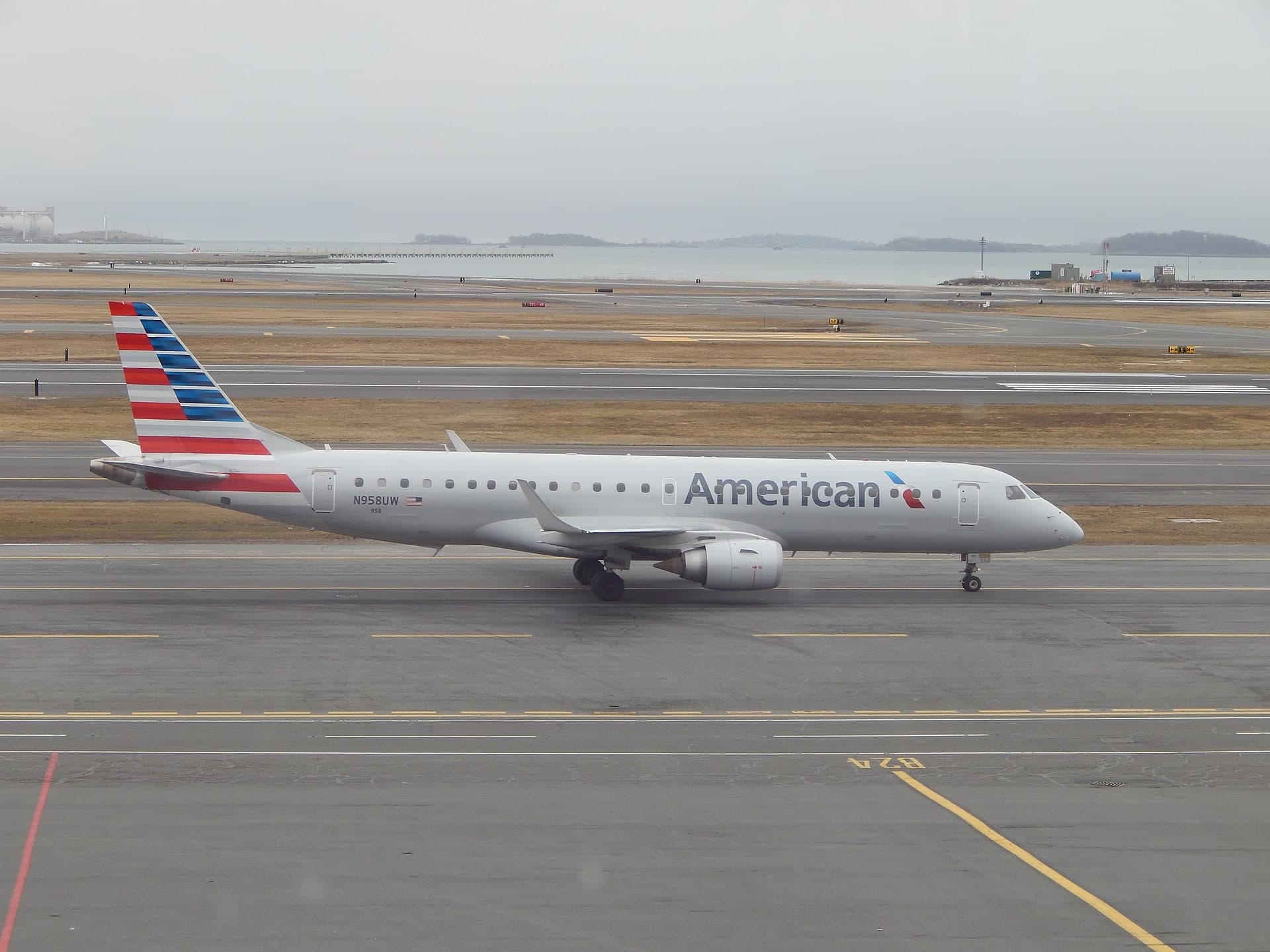N958UW — Embraer