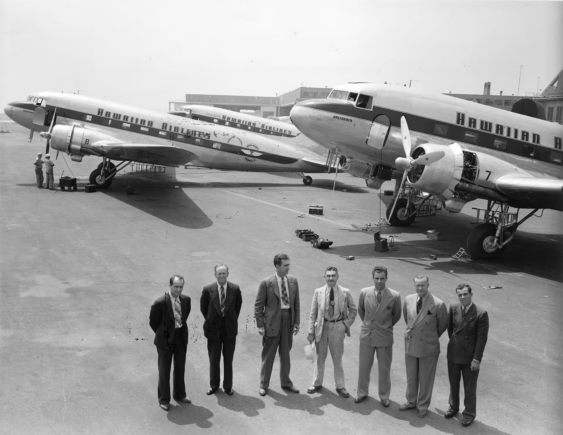 N33606 — Twin-engine aircraft