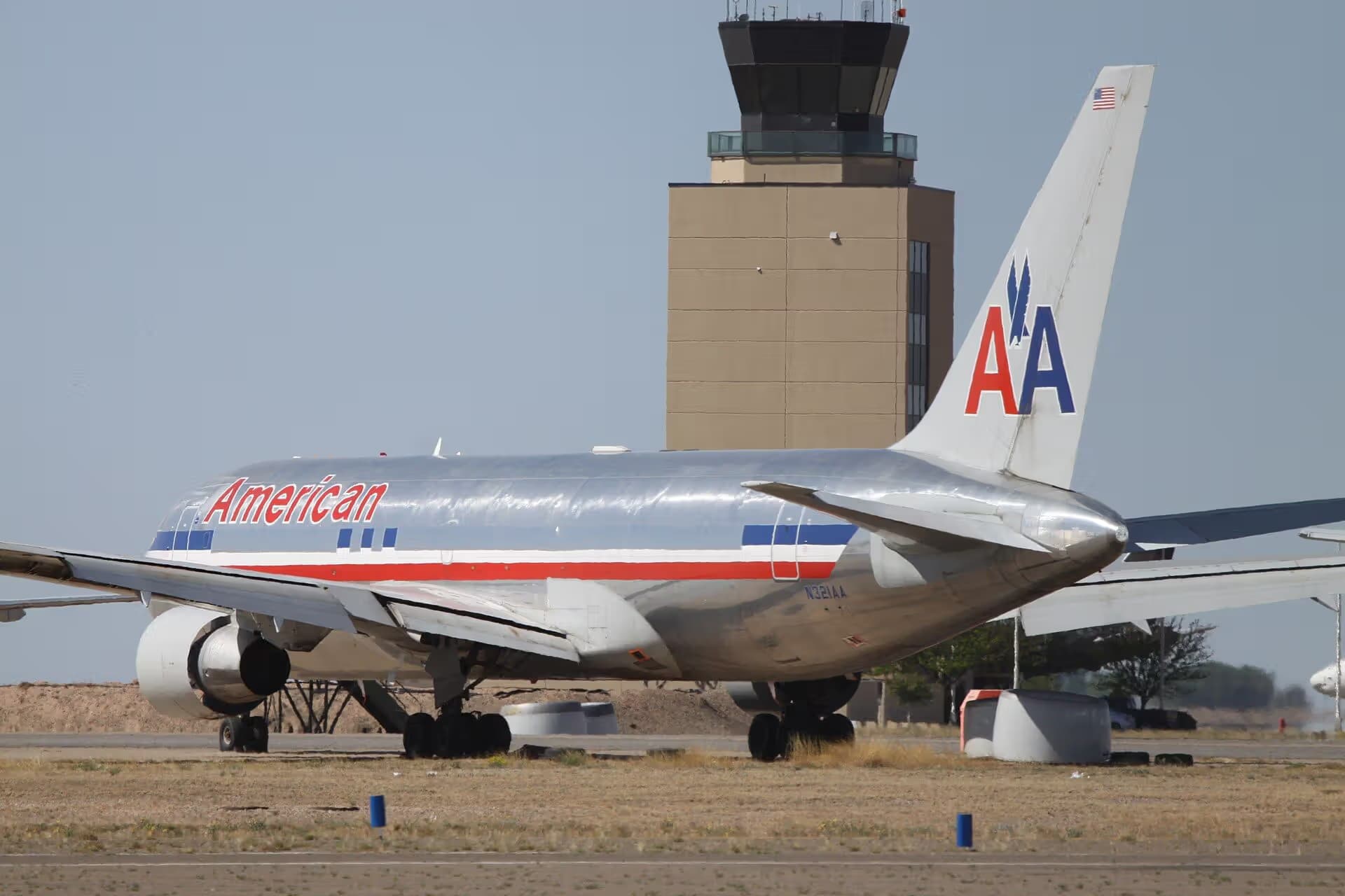 N321AA — Twin-engine aircraft