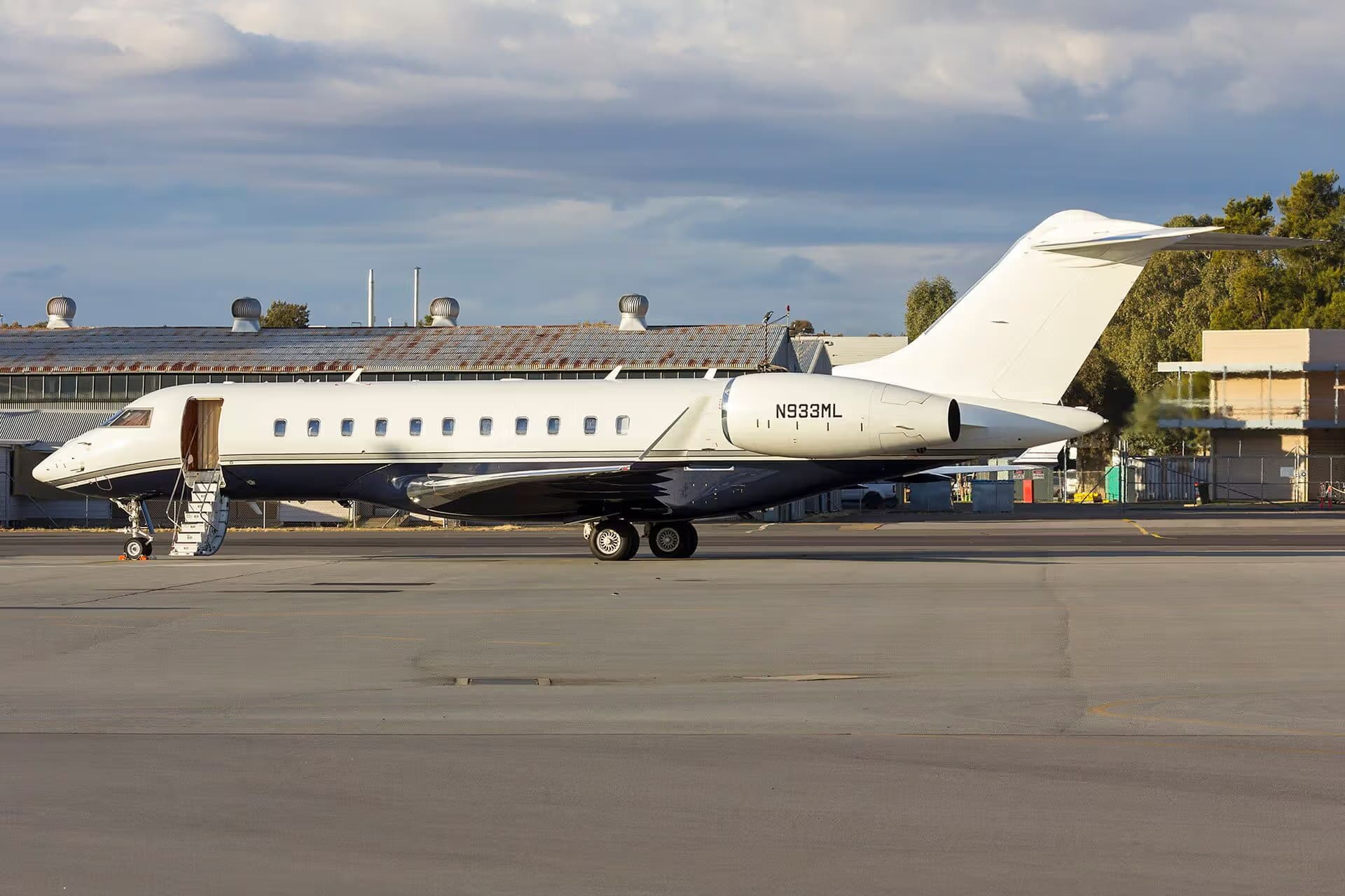 N933ML — Business jet at Wagga Wagga Airport