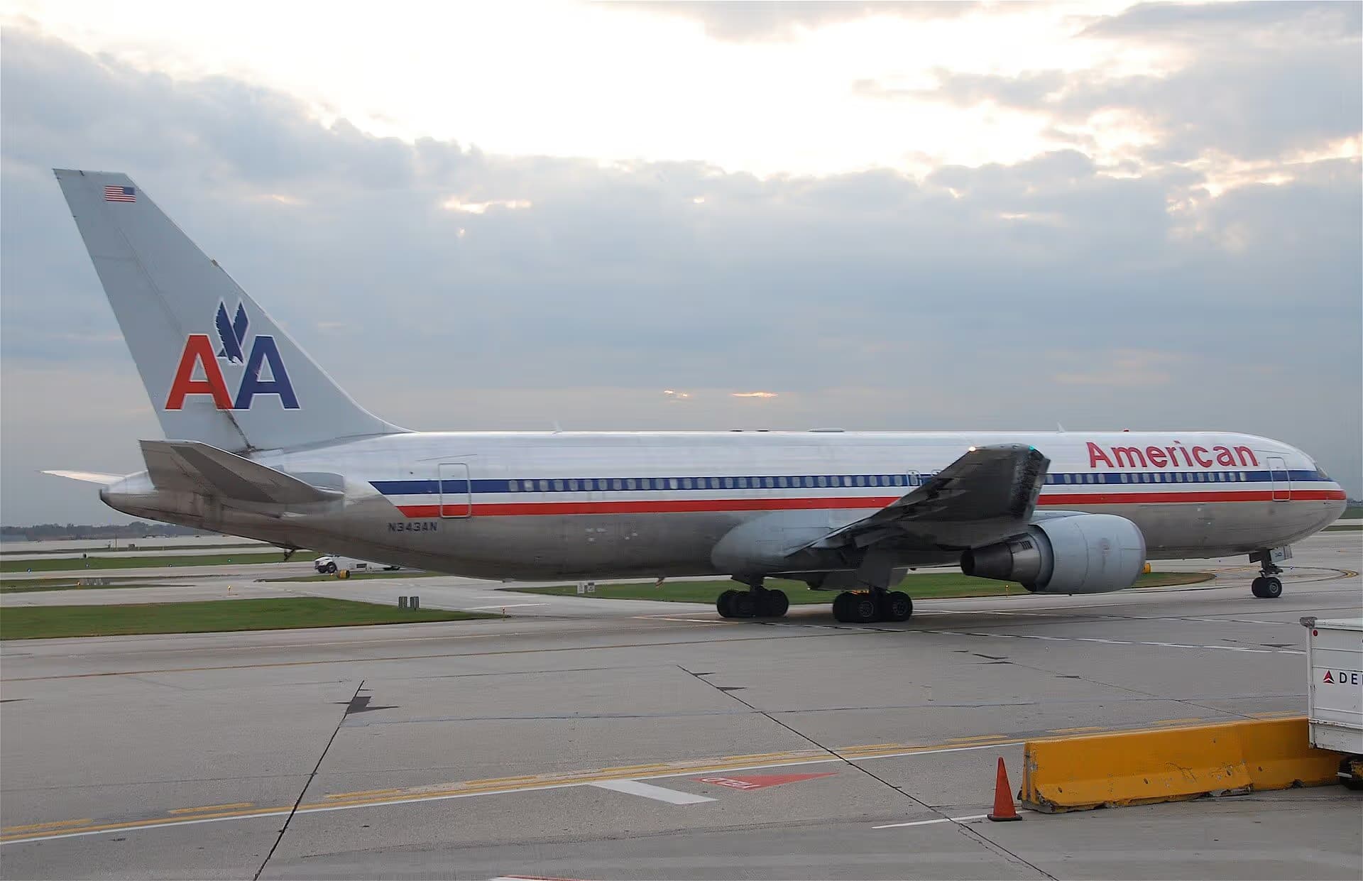 N343AN — Twin-engine aircraft