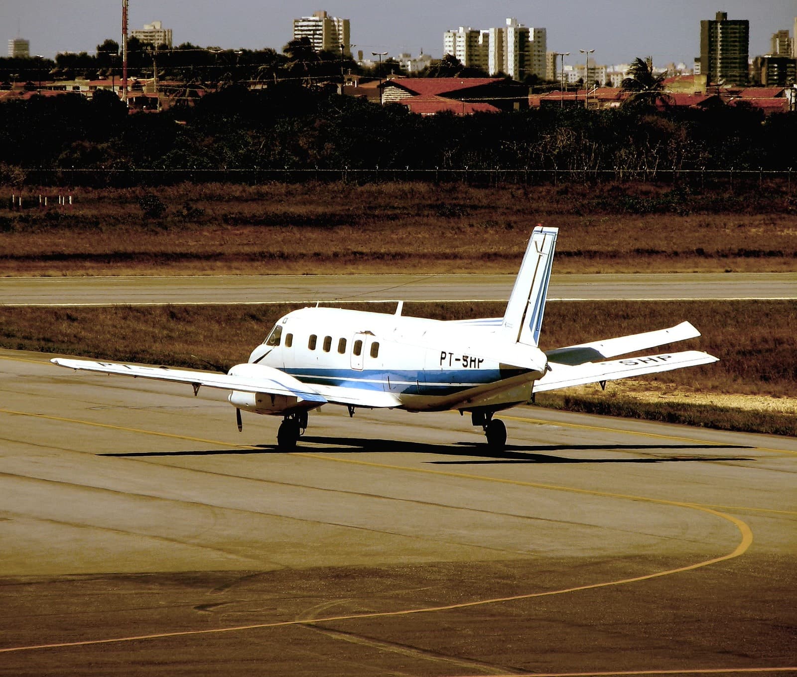 PT-SHP — Twin-engine aircraft