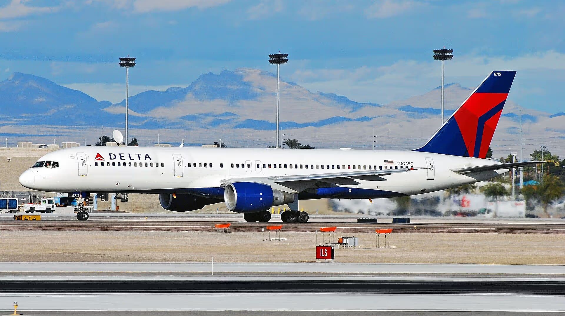 N6715C — Twin-engine aircraft