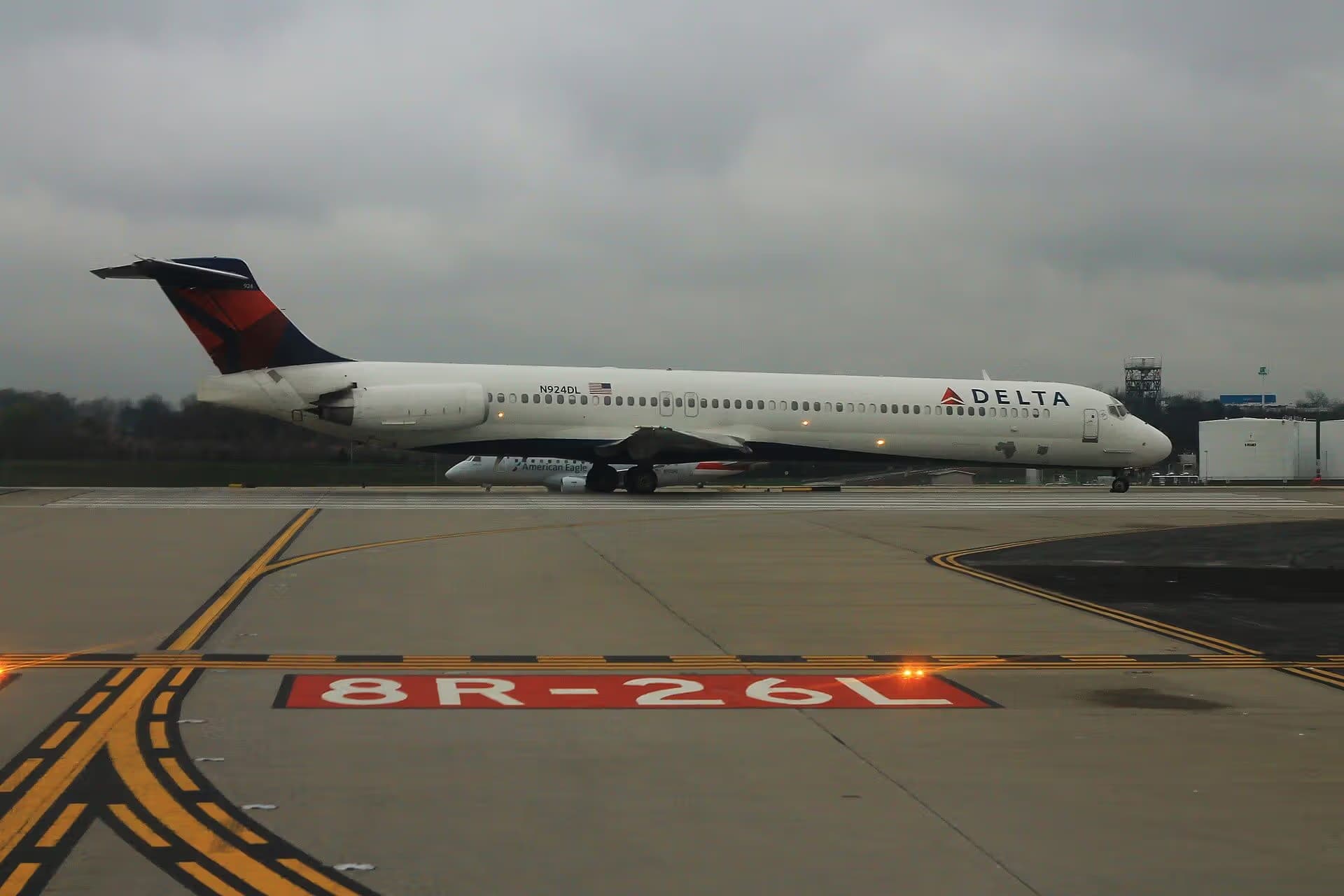 N924DL — Twin-engine aircraft