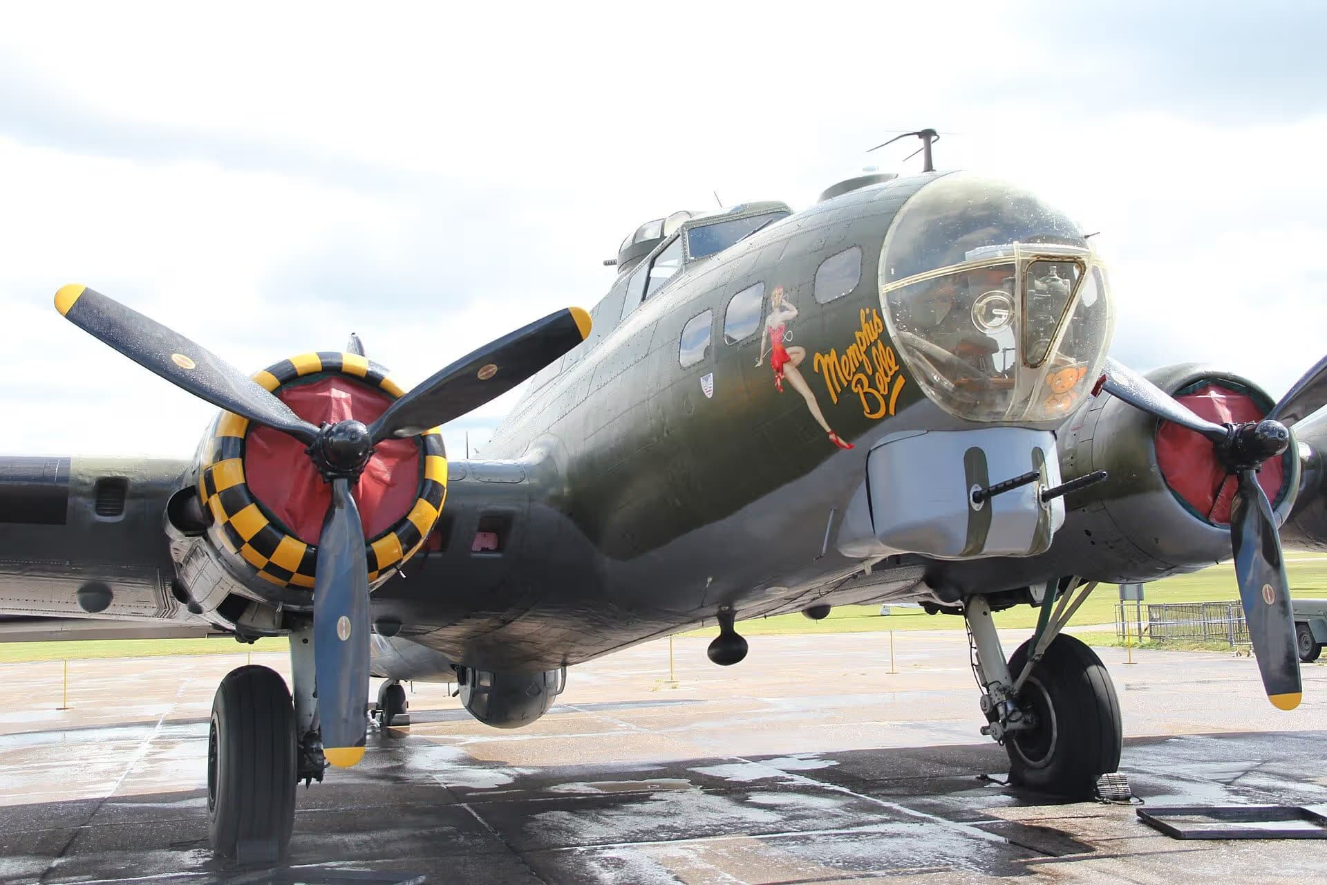 Unidentified — Twin-engine aircraft