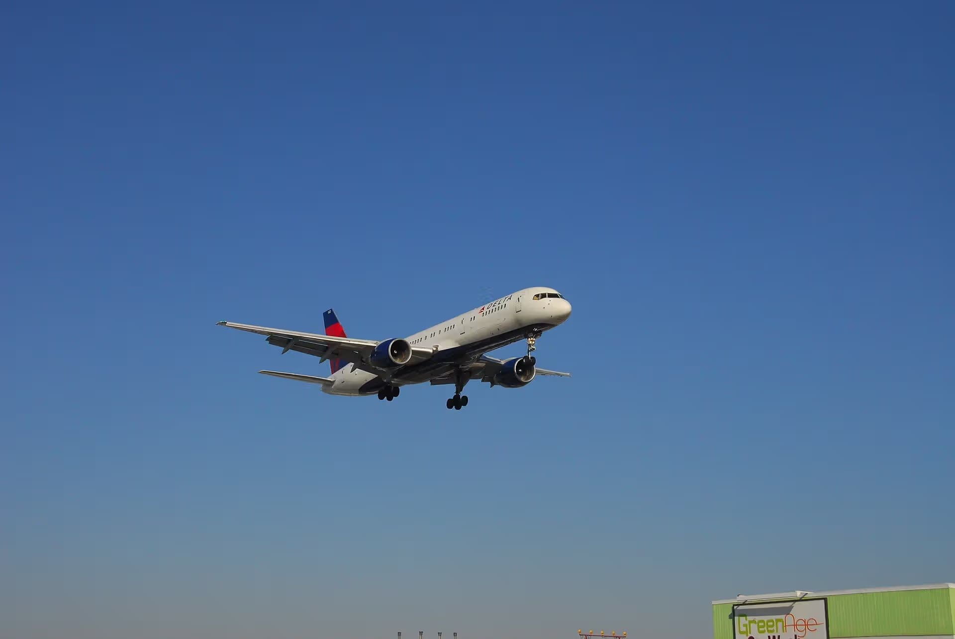 N652DL — Twin-engine aircraft