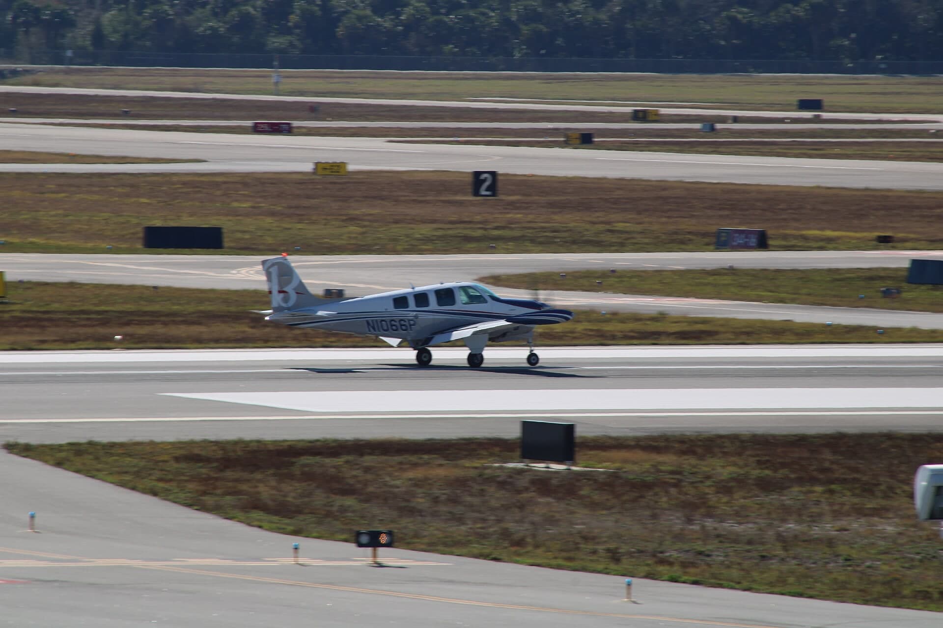 N1066P — Beech