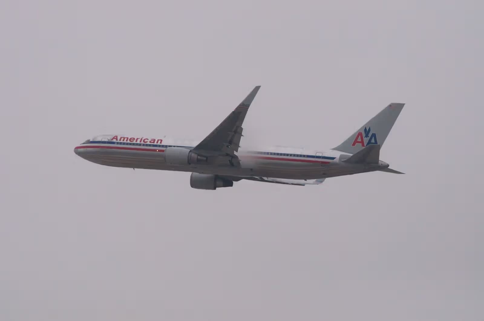 N362AA — Twin-engine aircraft