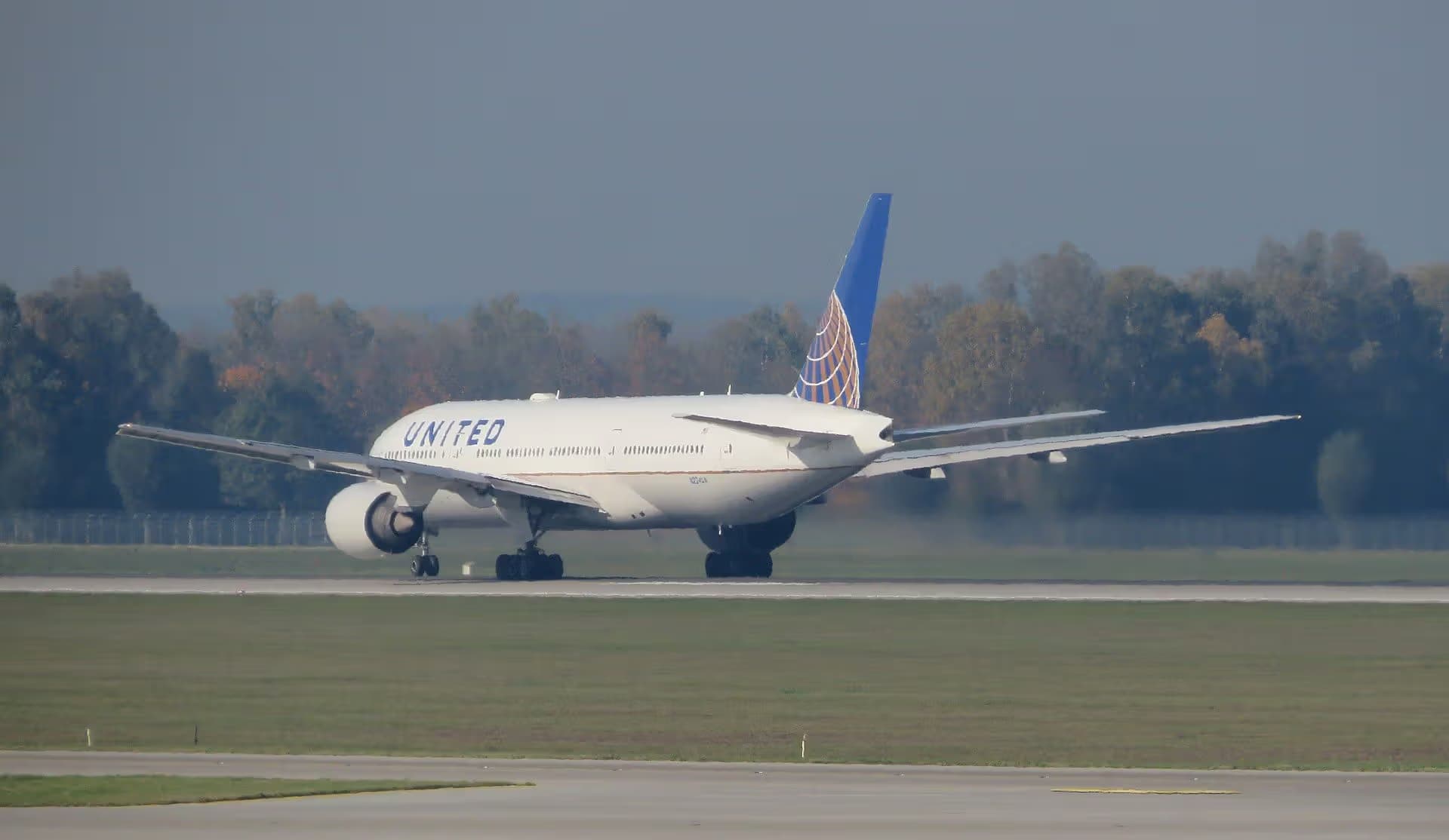 N224UA — Twin-engine aircraft at Munich Airport