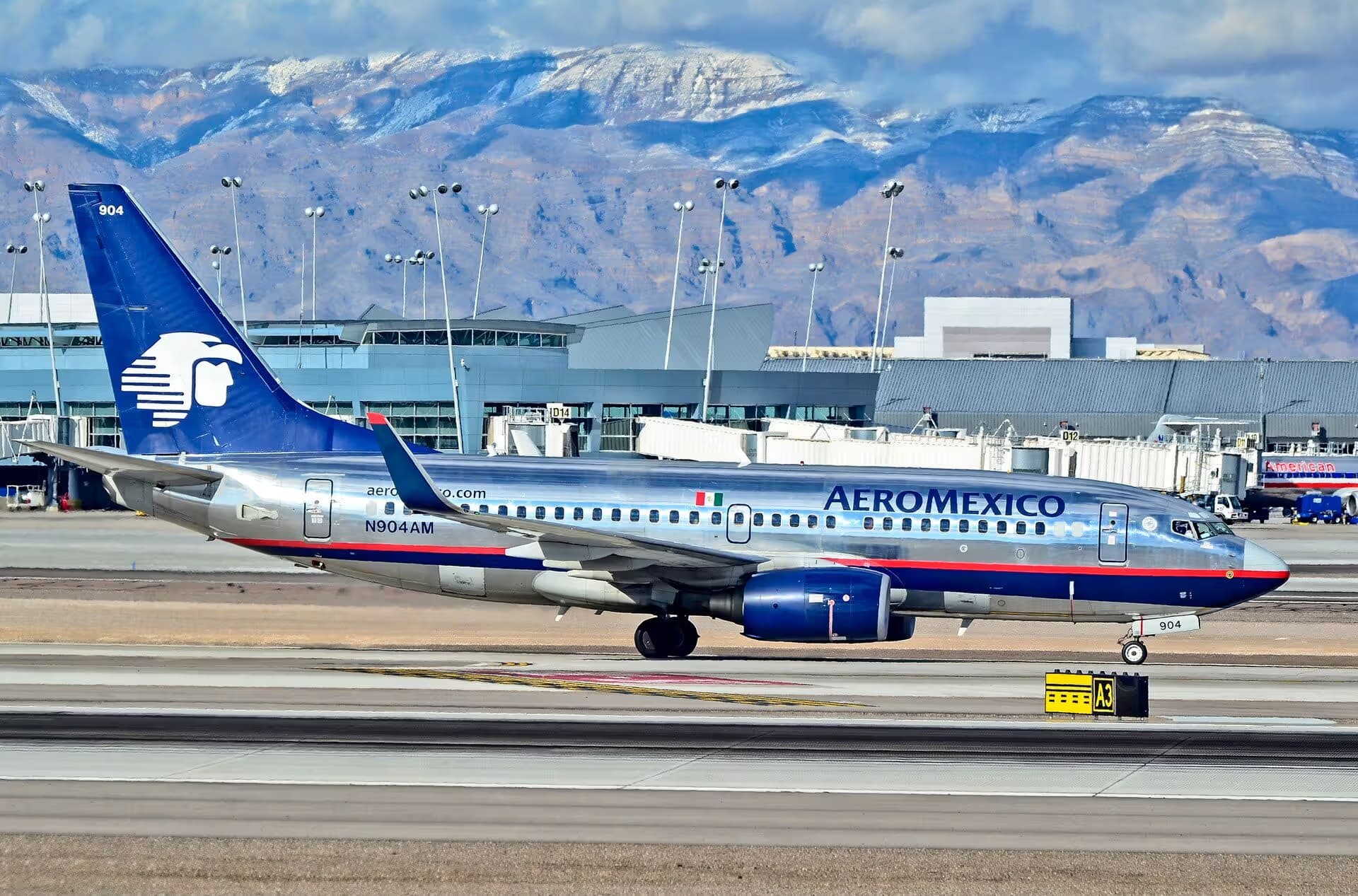 N904AM — Twin-engine aircraft