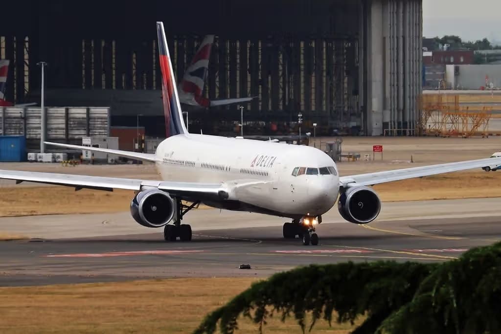 N826MH — Twin-engine aircraft
