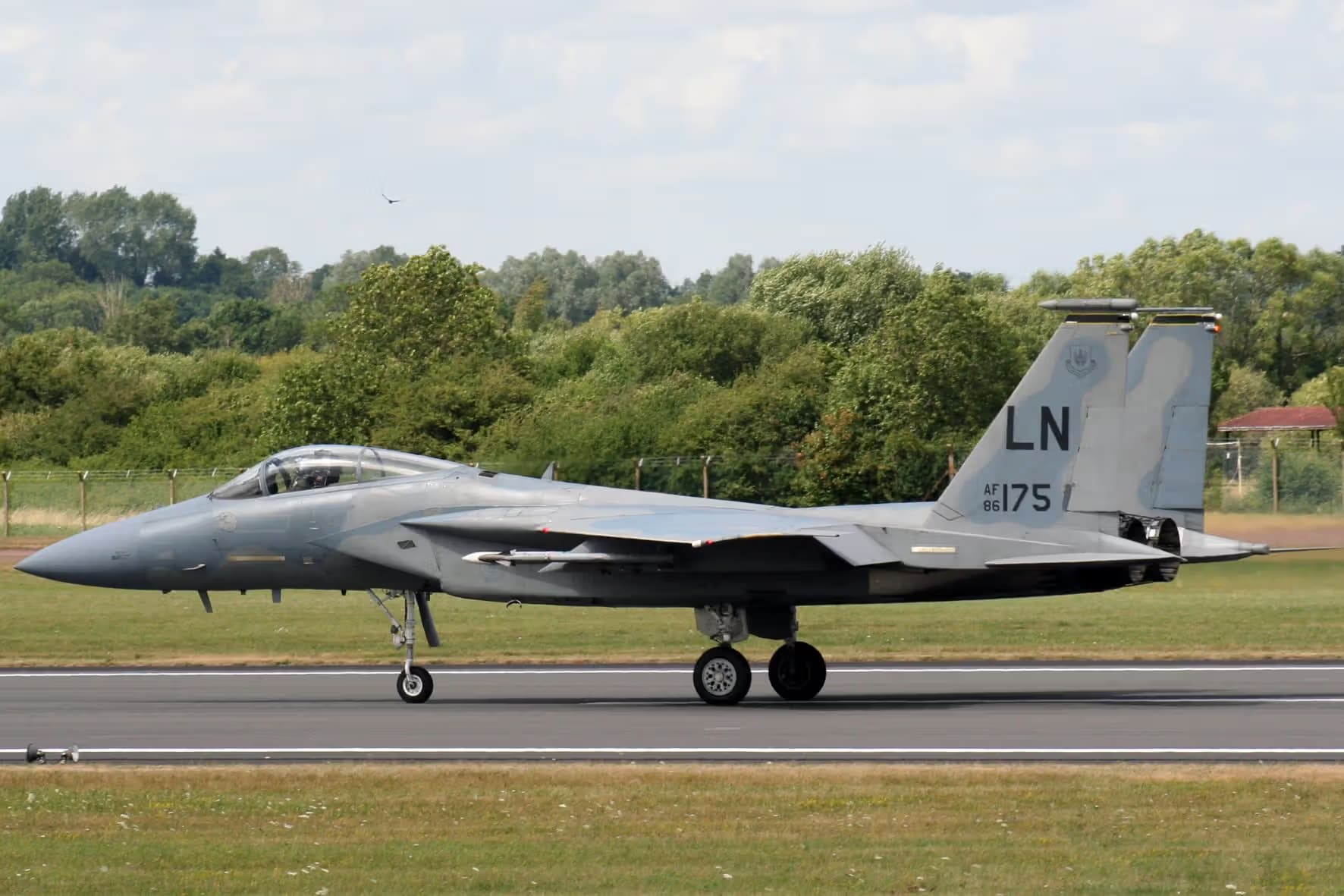 Unidentified — Twin-engine aircraft