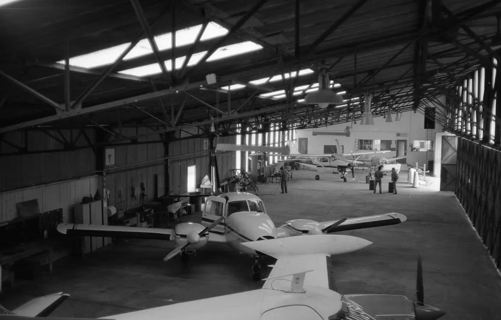 F-BOHS — Twin-engine aircraft