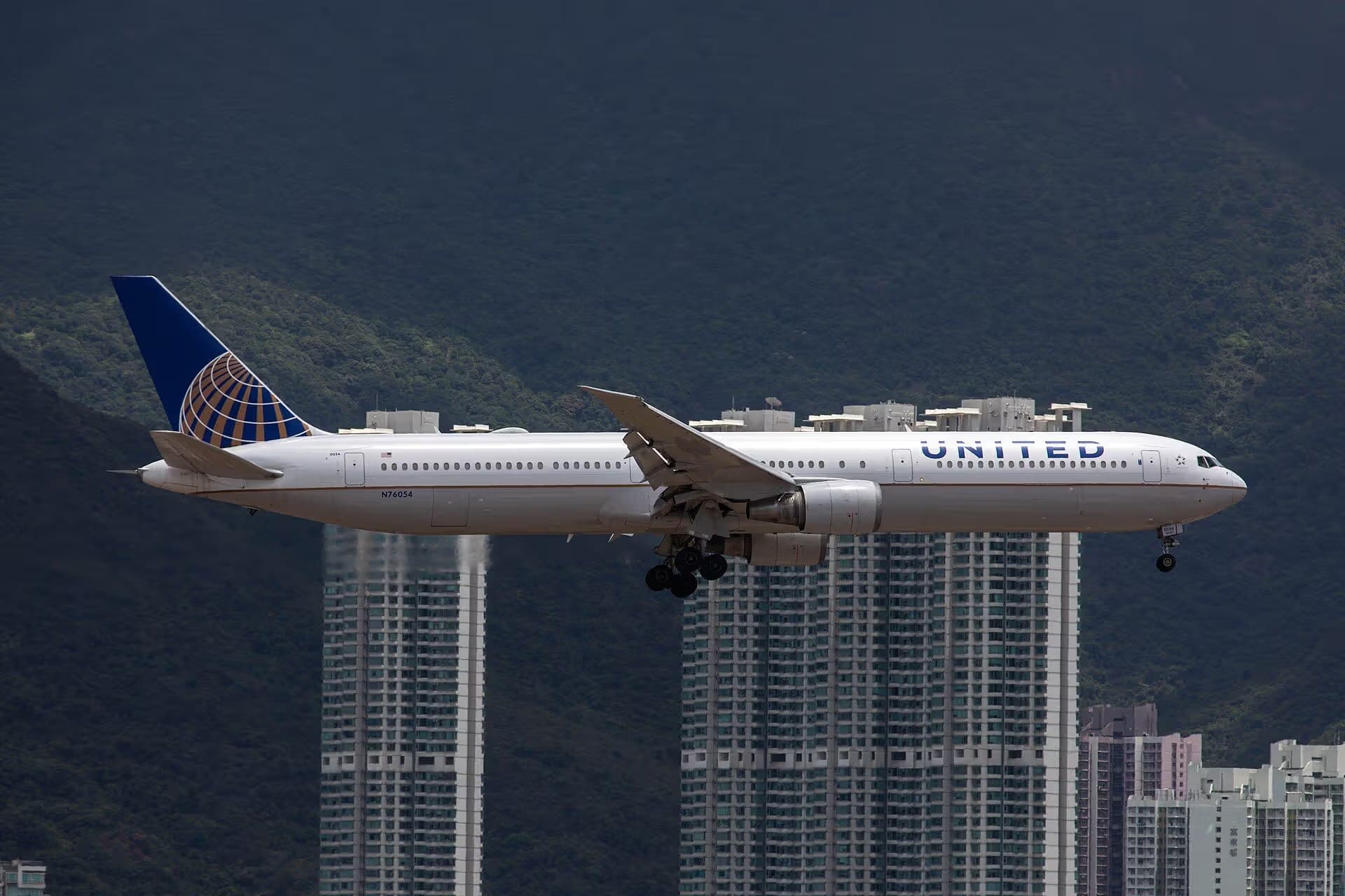 N76054 — Twin-engine aircraft