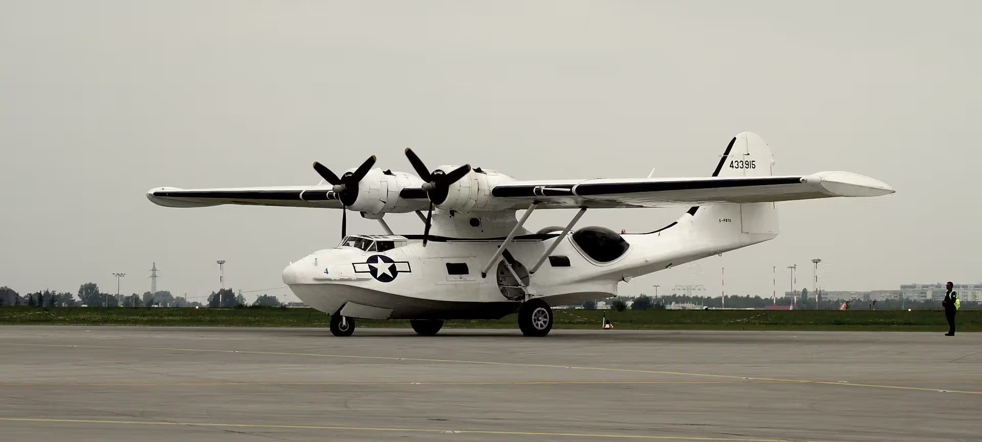 Unidentified — Twin-engine aircraft