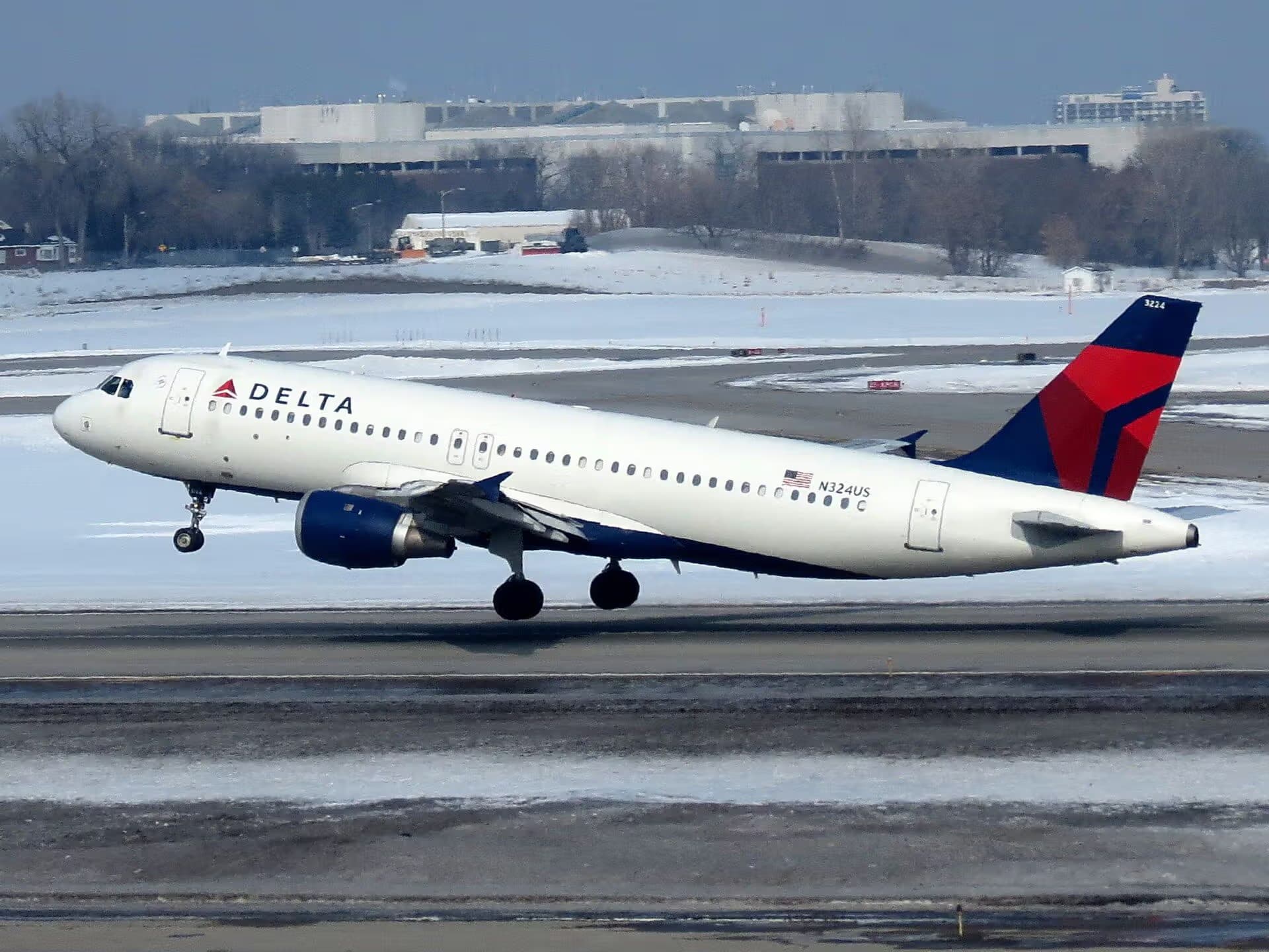 N324US — Twin-engine aircraft