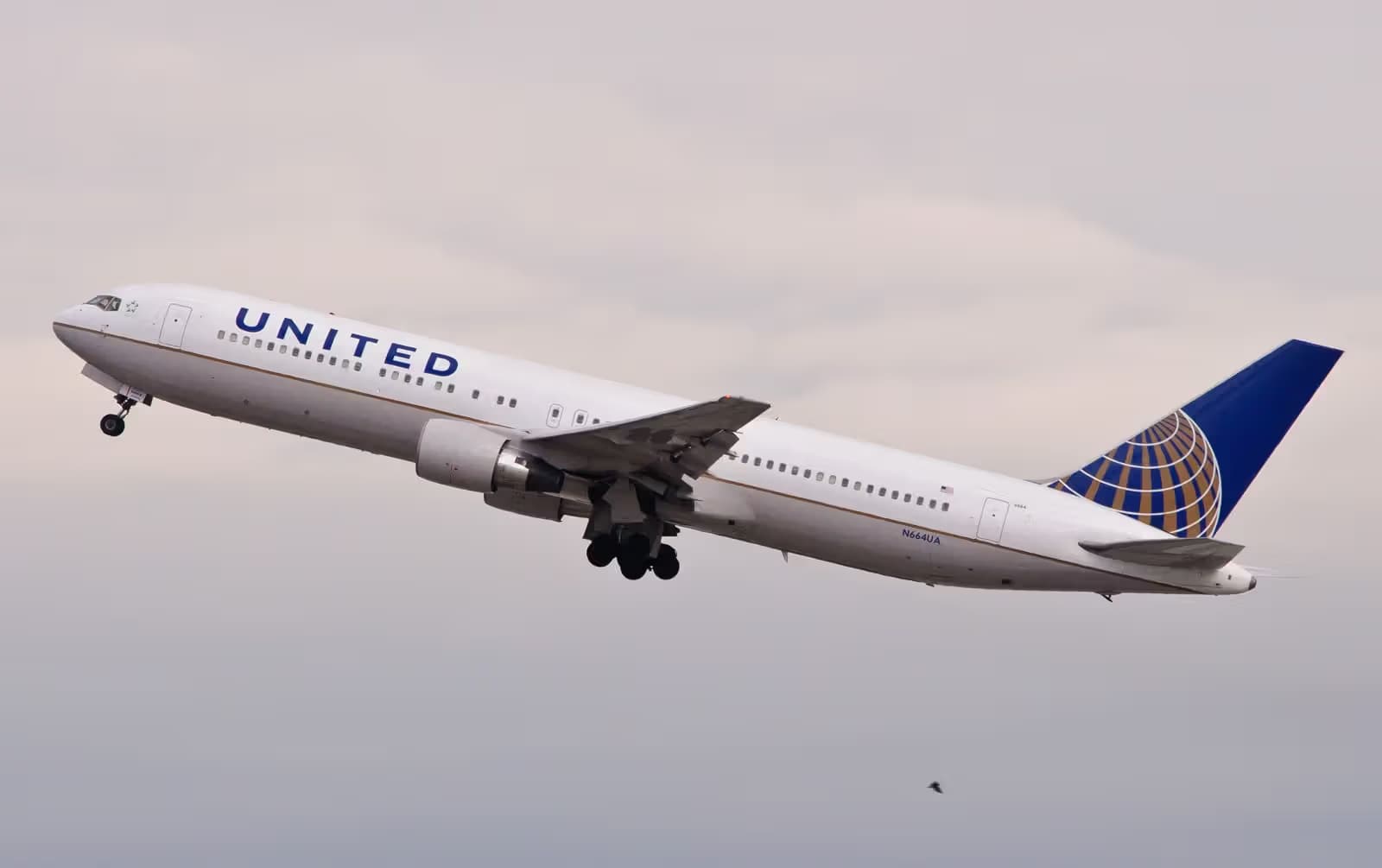 N664UA — Twin-engine aircraft