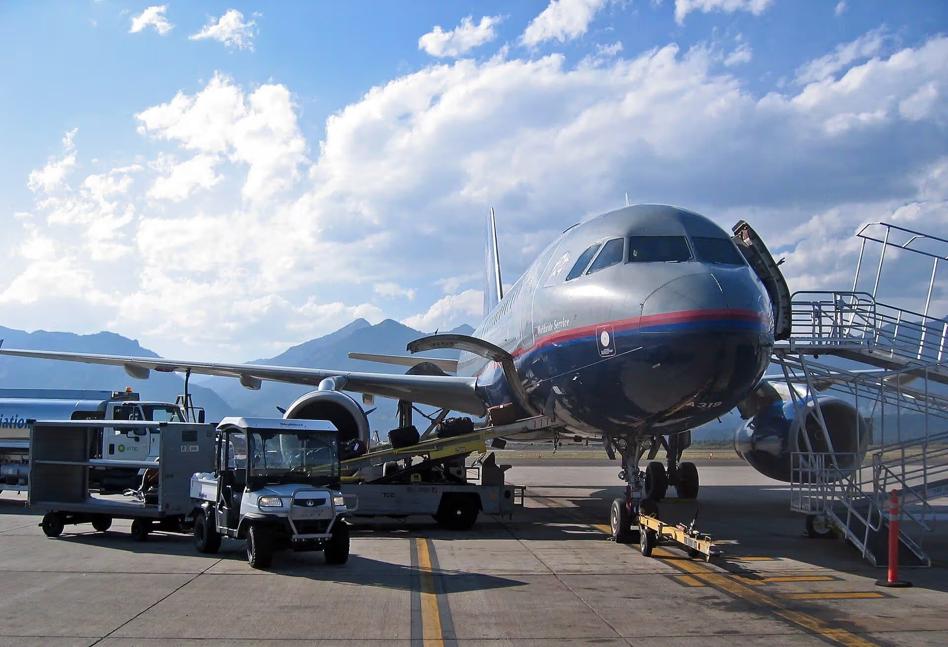 N403UA — Twin-engine aircraft