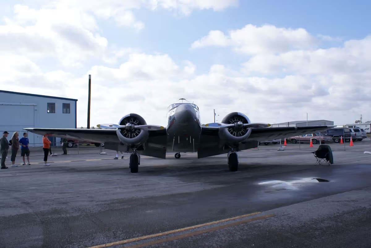Unidentified — Twin-engine aircraft