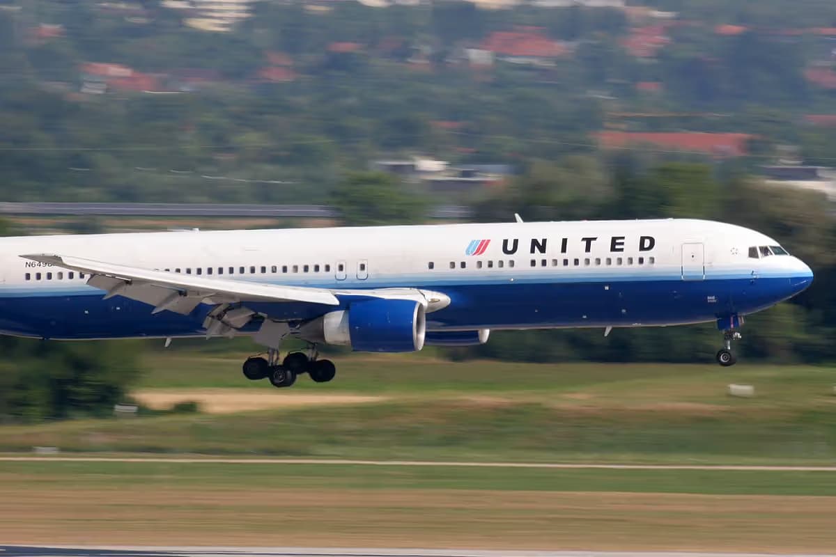 N649UA — Twin-engine aircraft