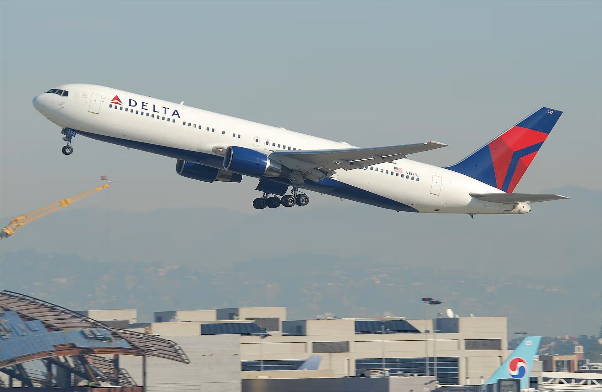 N137DL — Twin-engine aircraft