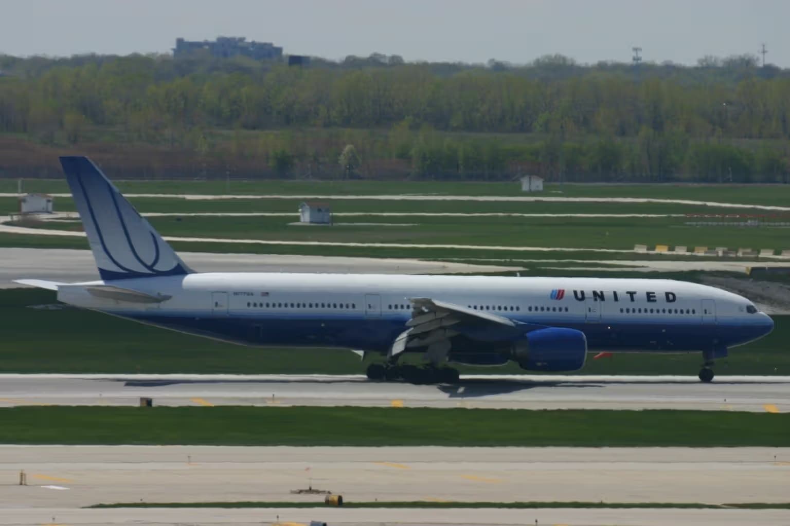 N777UA — Twin-engine aircraft