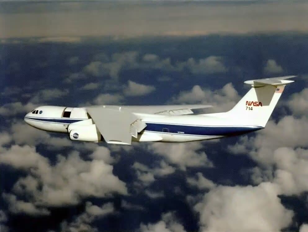 Unidentified — Twin-engine aircraft