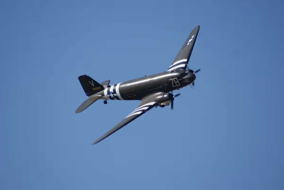 Unidentified — Twin-engine aircraft