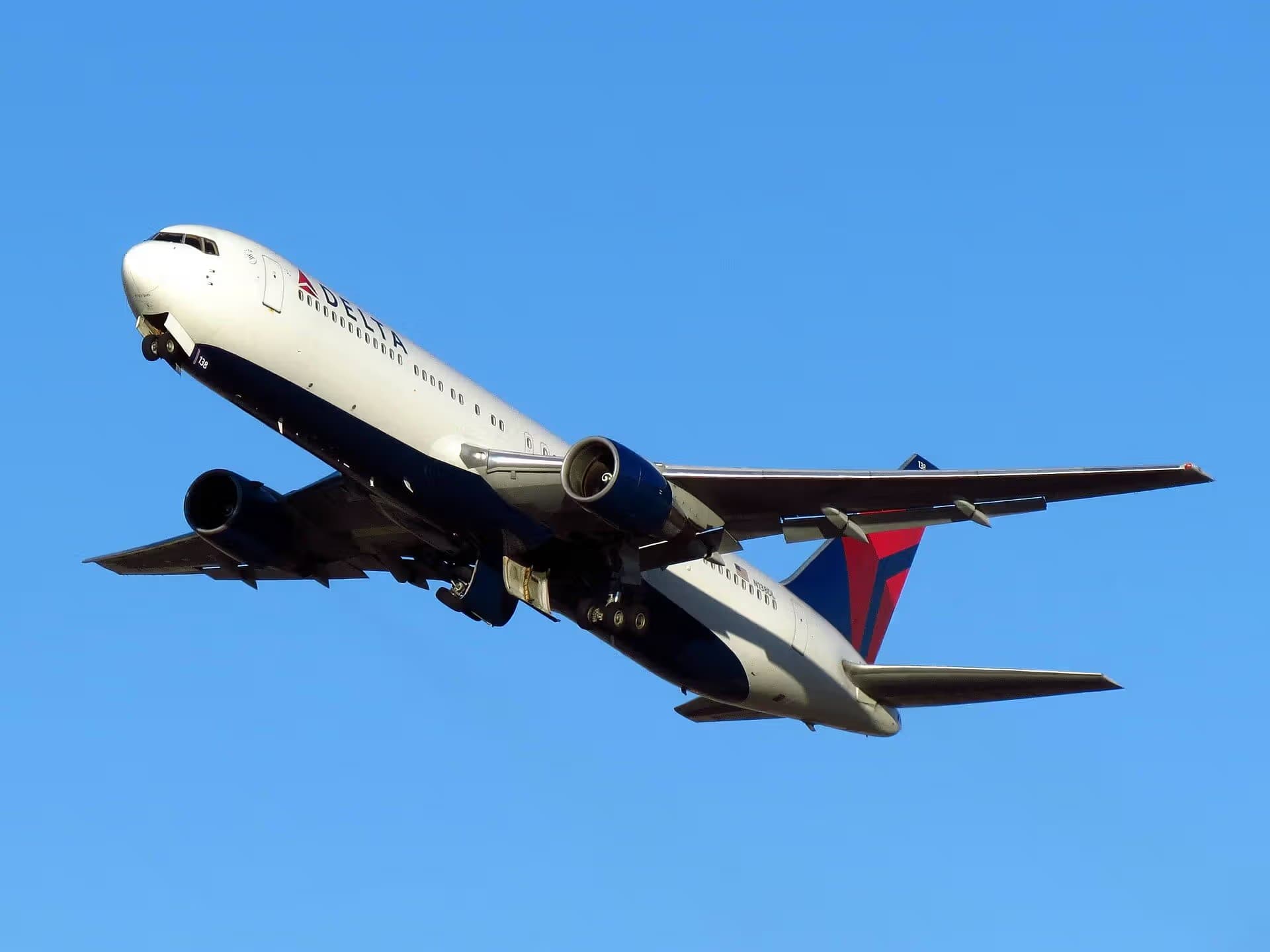 N138DL — Twin-engine aircraft