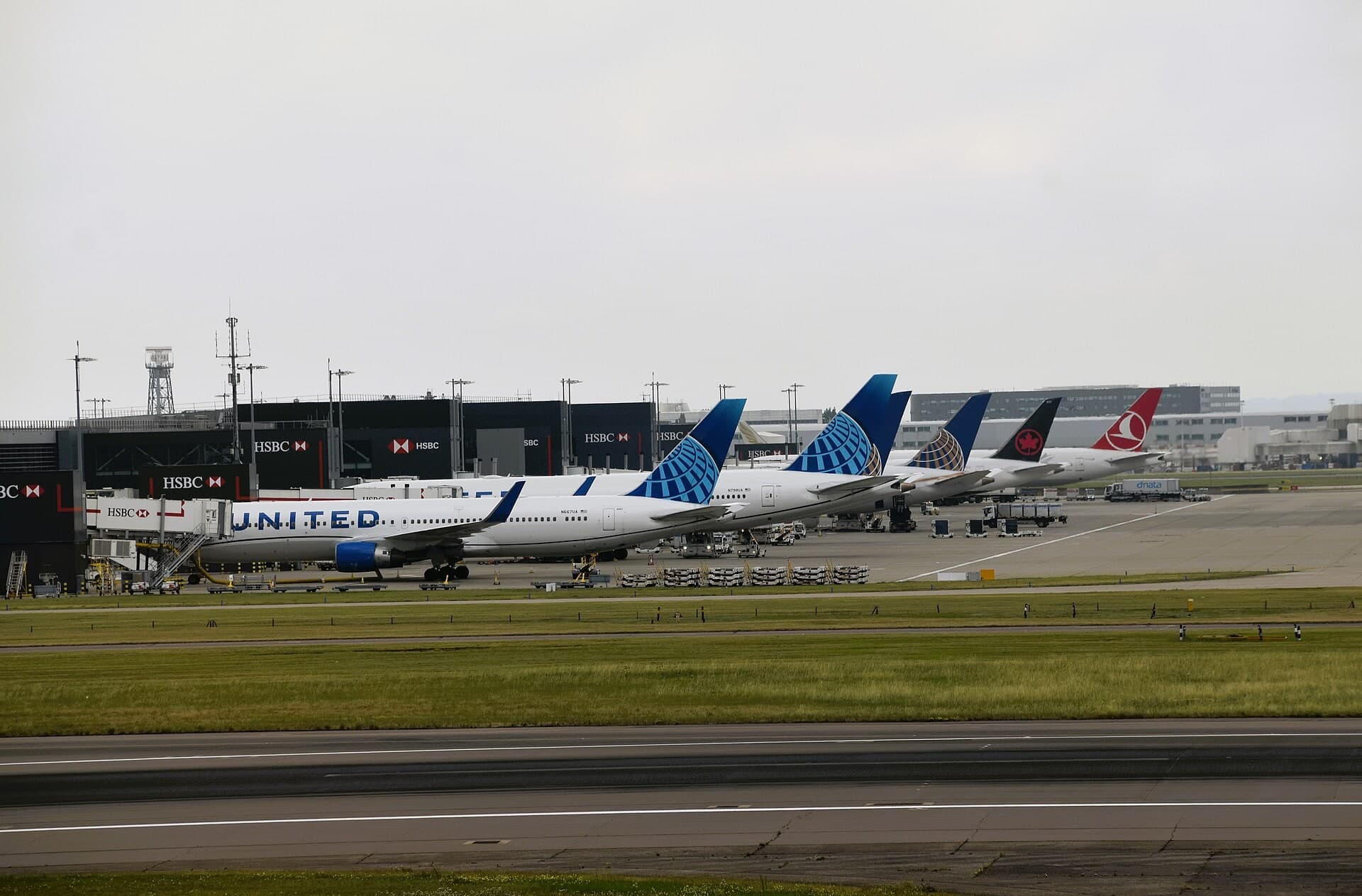 N667UA — Twin-engine aircraft