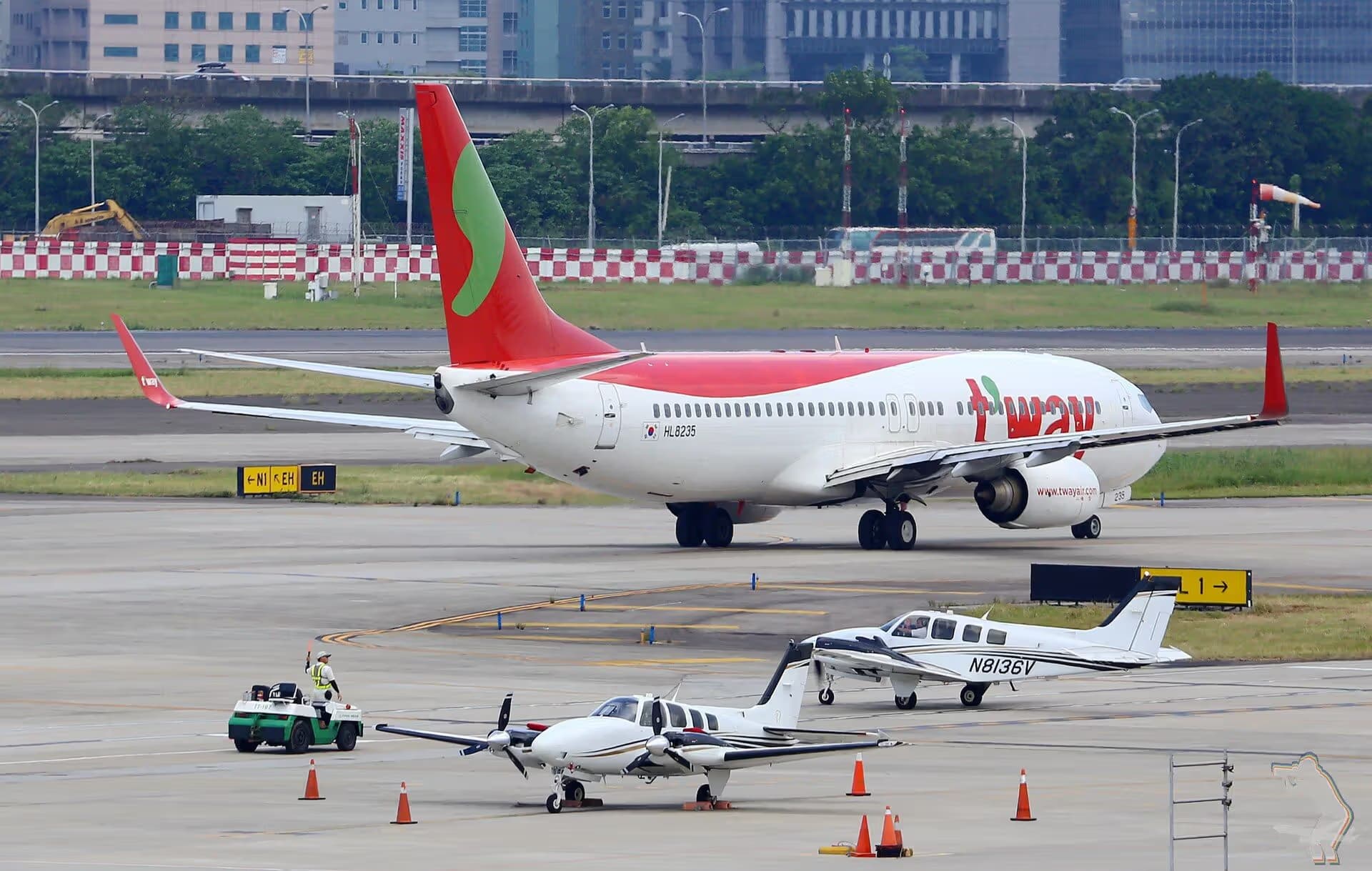 N8136V — Twin-engine aircraft