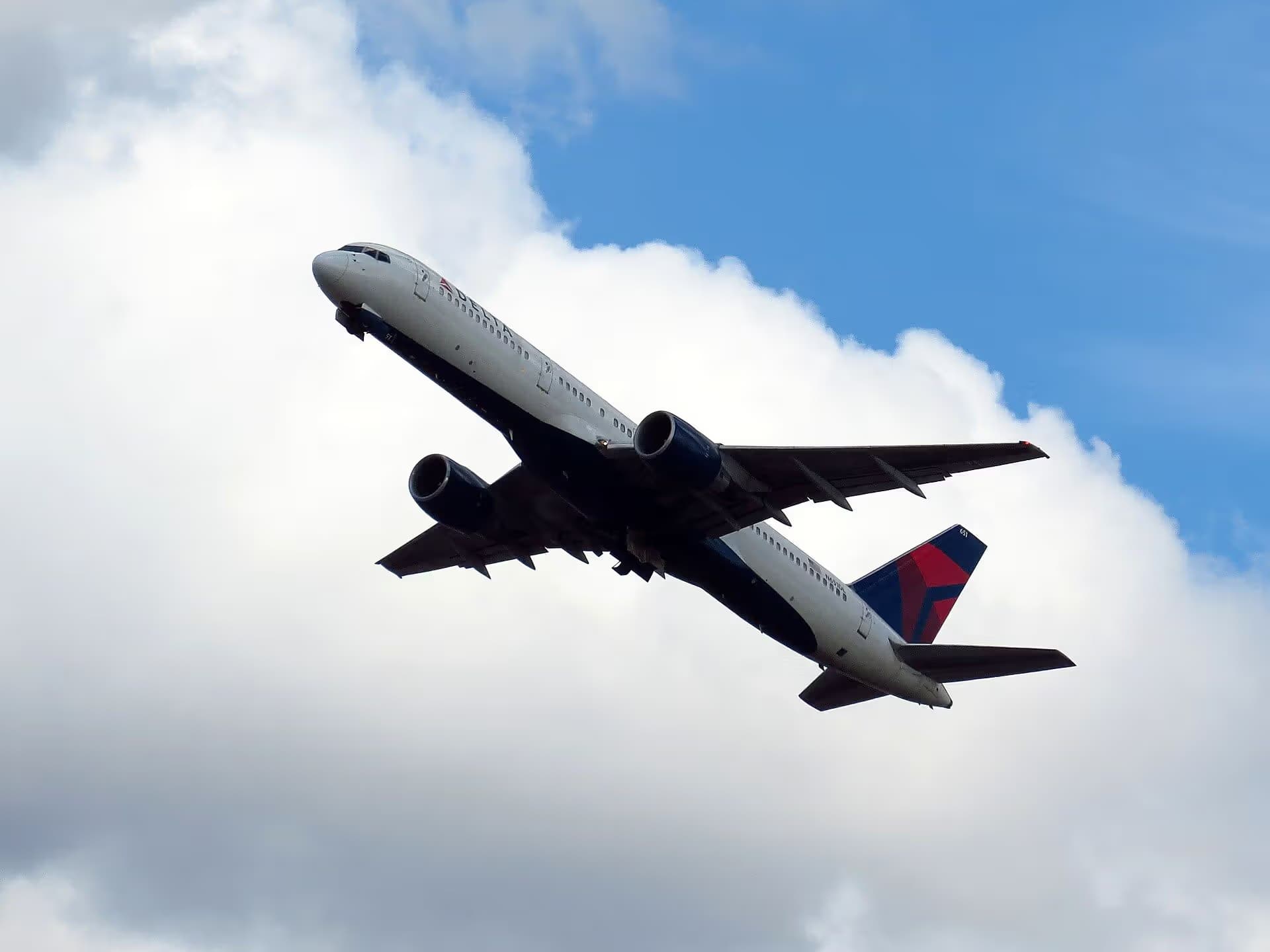 N651DL — Twin-engine aircraft