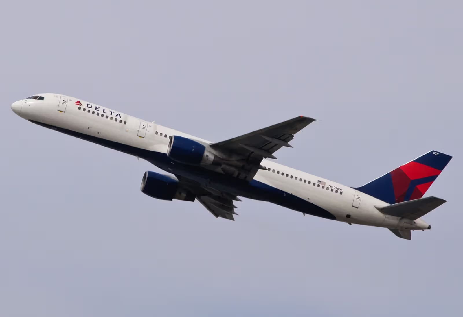 N678DL — Twin-engine aircraft