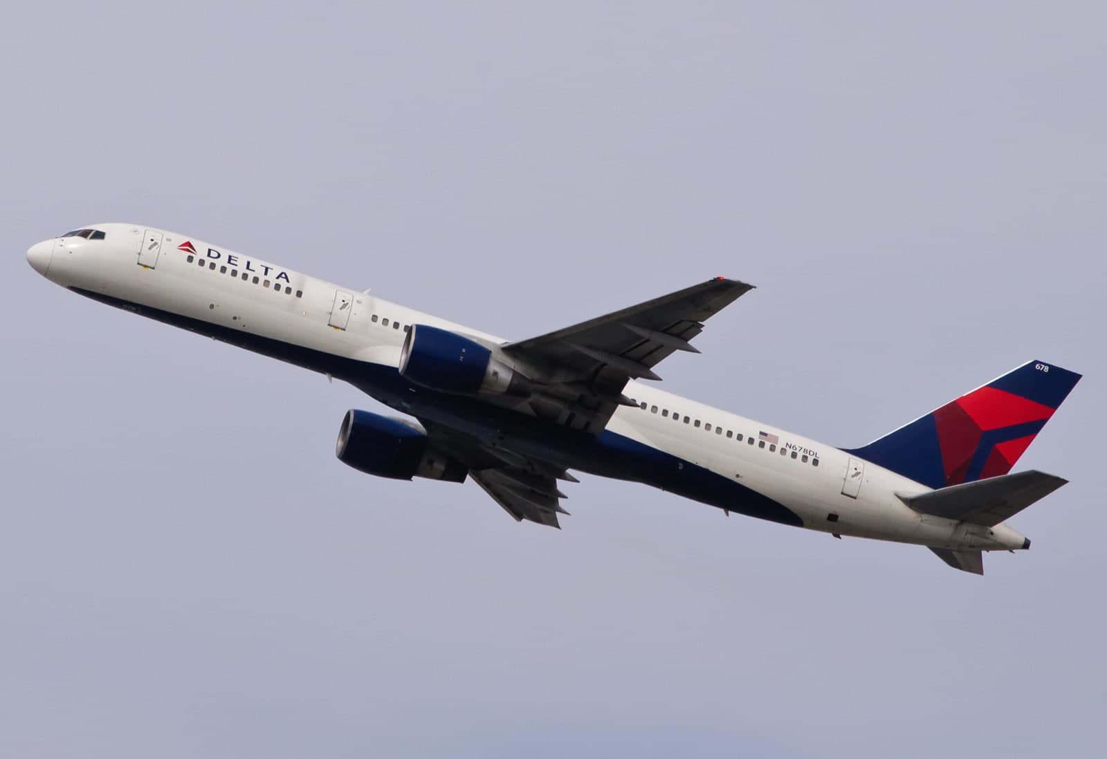 N678DL — Twin-engine aircraft