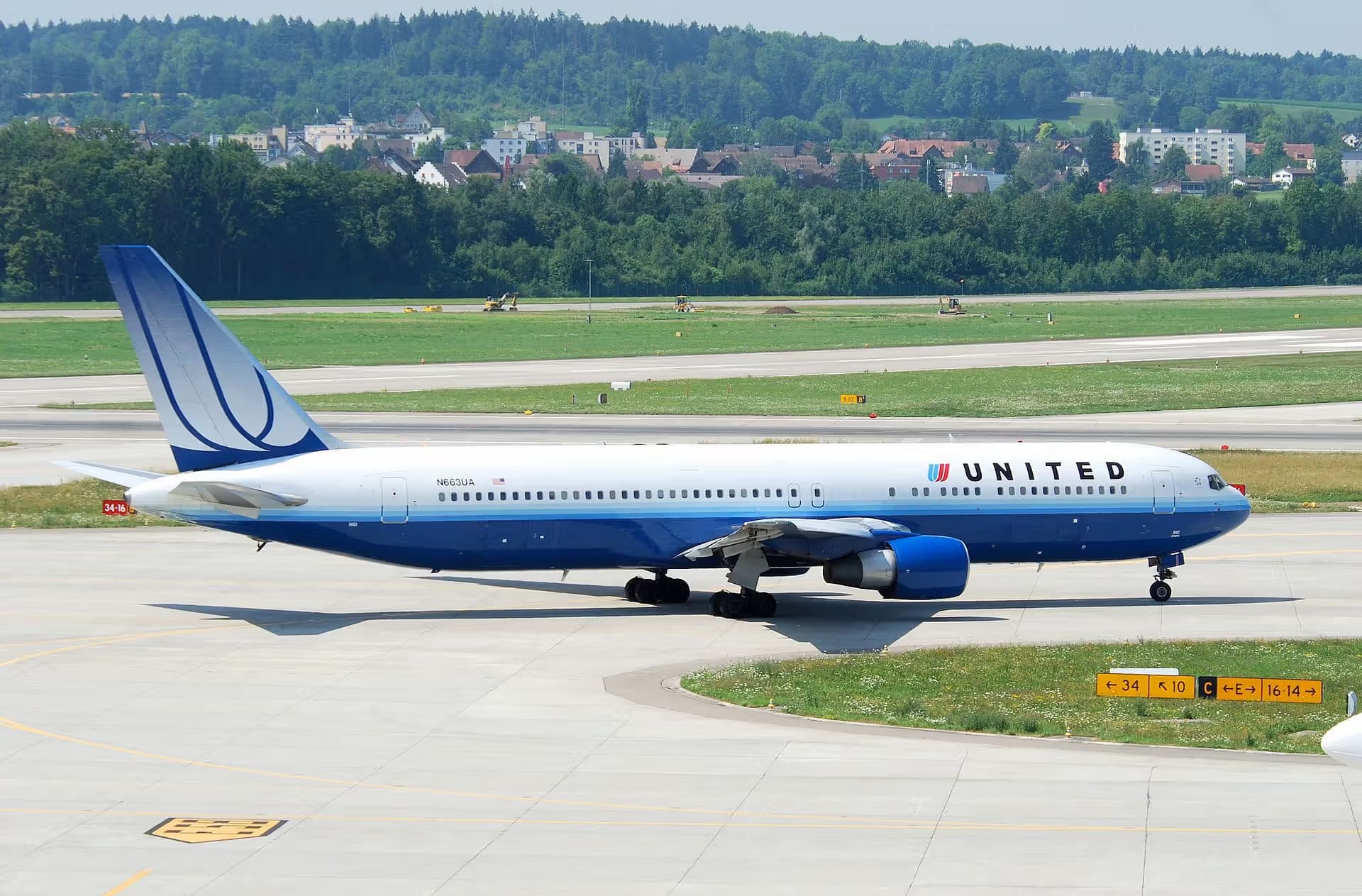 N663UA — Twin-engine aircraft