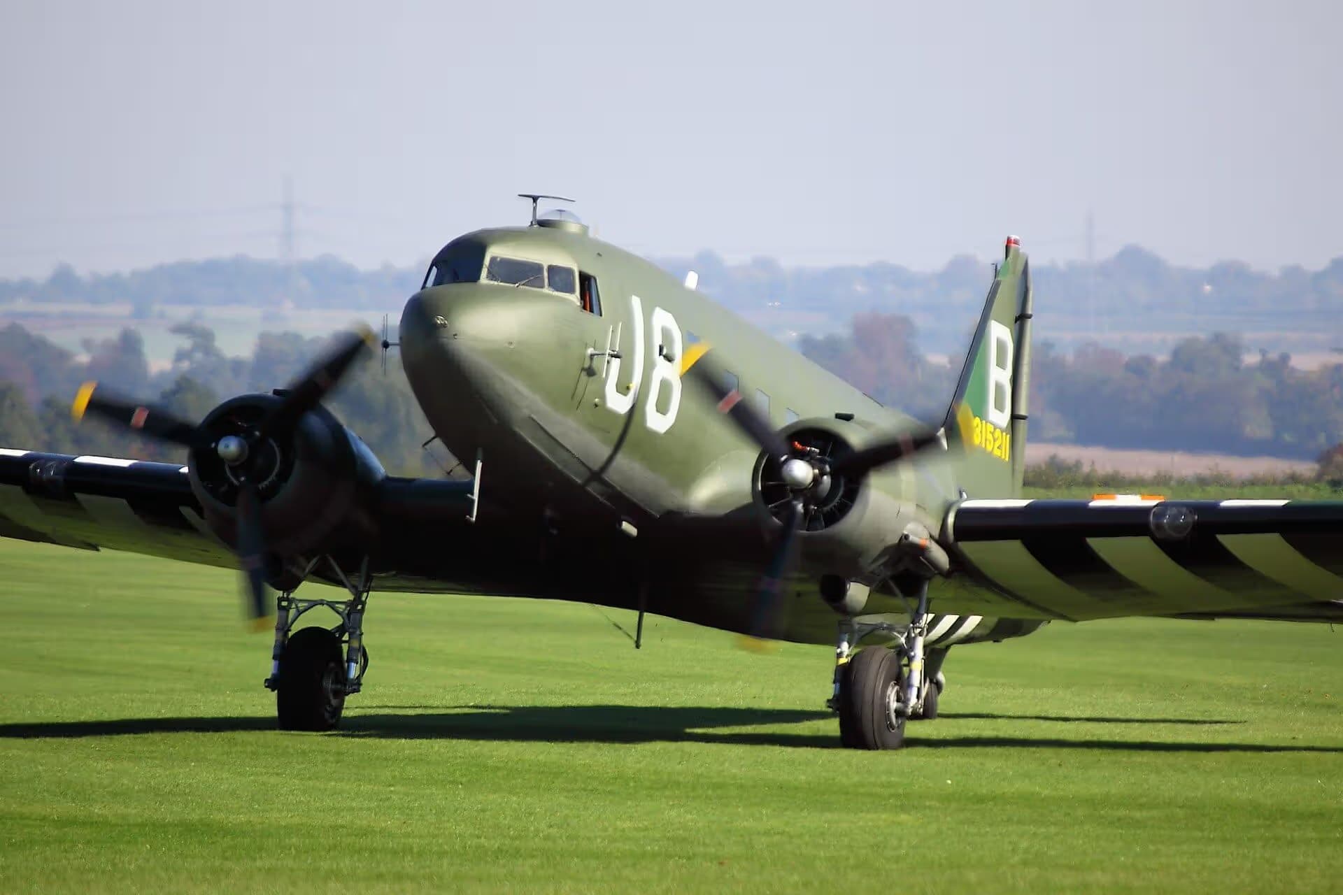 Unidentified — Twin-engine aircraft