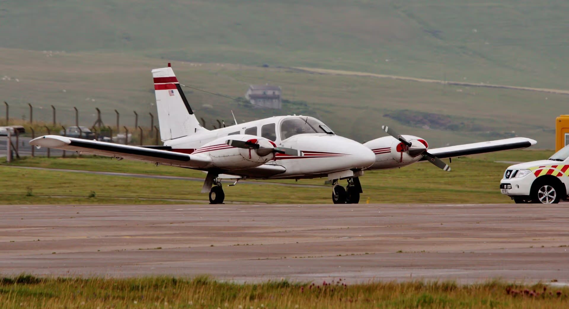 N900AJ — Twin-engine aircraft