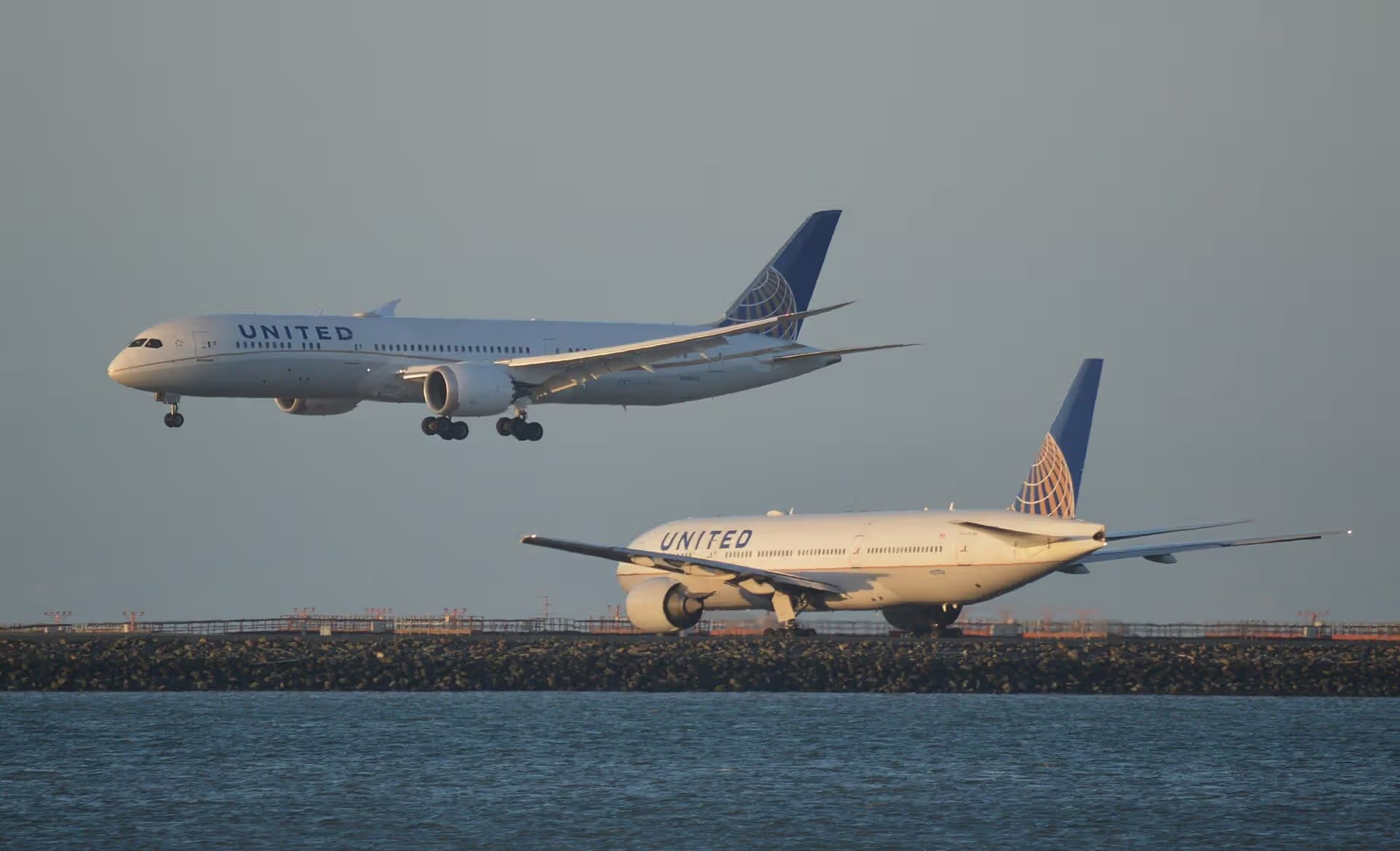 N217UA — Twin-engine aircraft