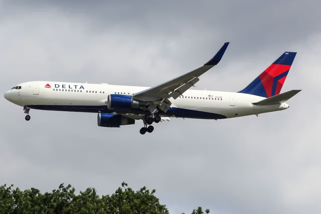 N1611B — Twin-engine aircraft