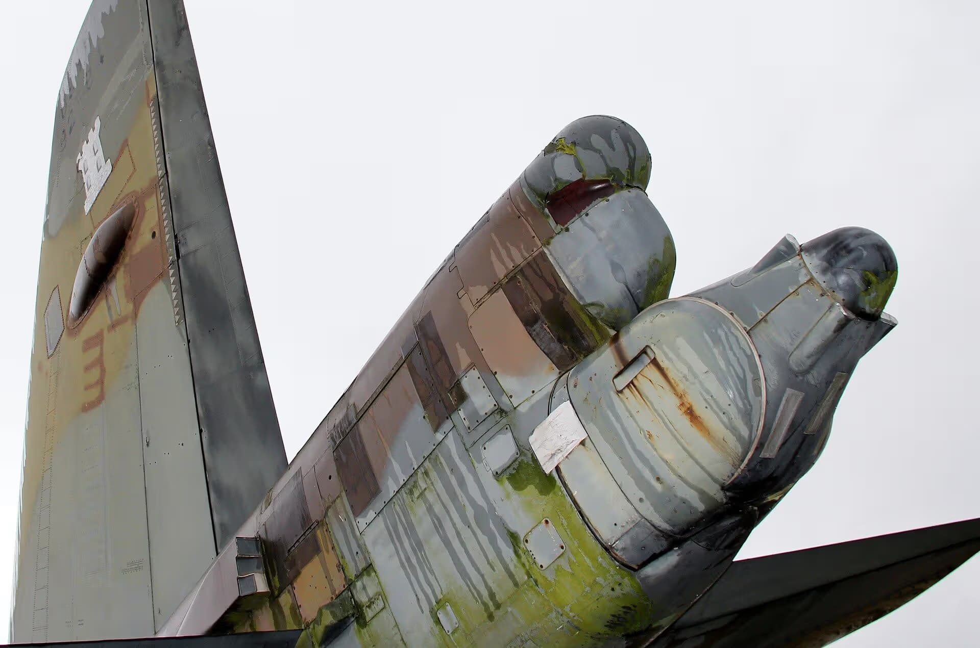 Unidentified — Twin-engine aircraft