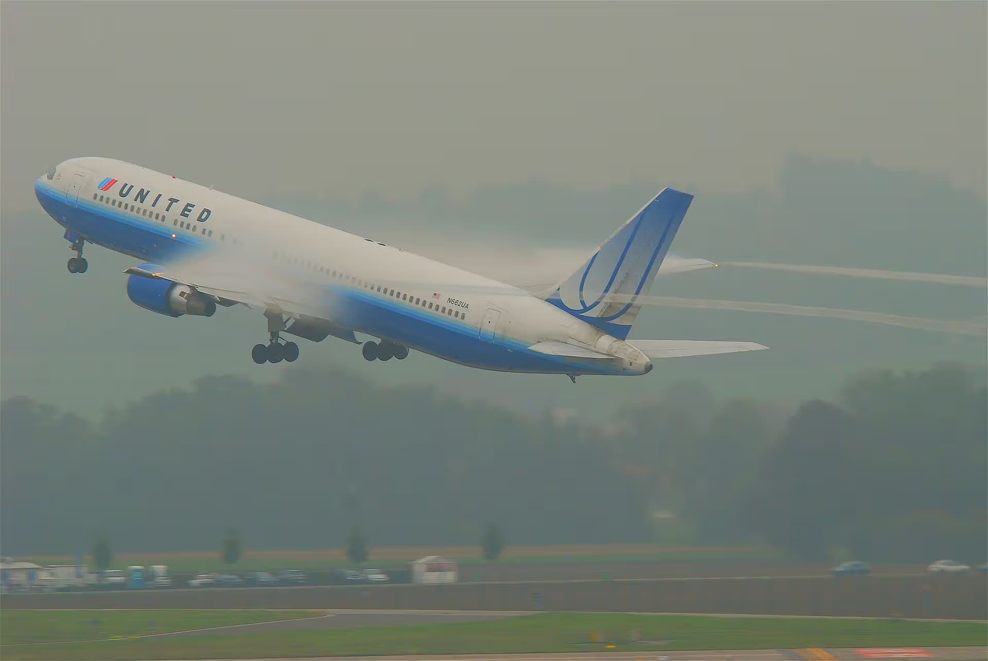 N662UA — Twin-engine aircraft