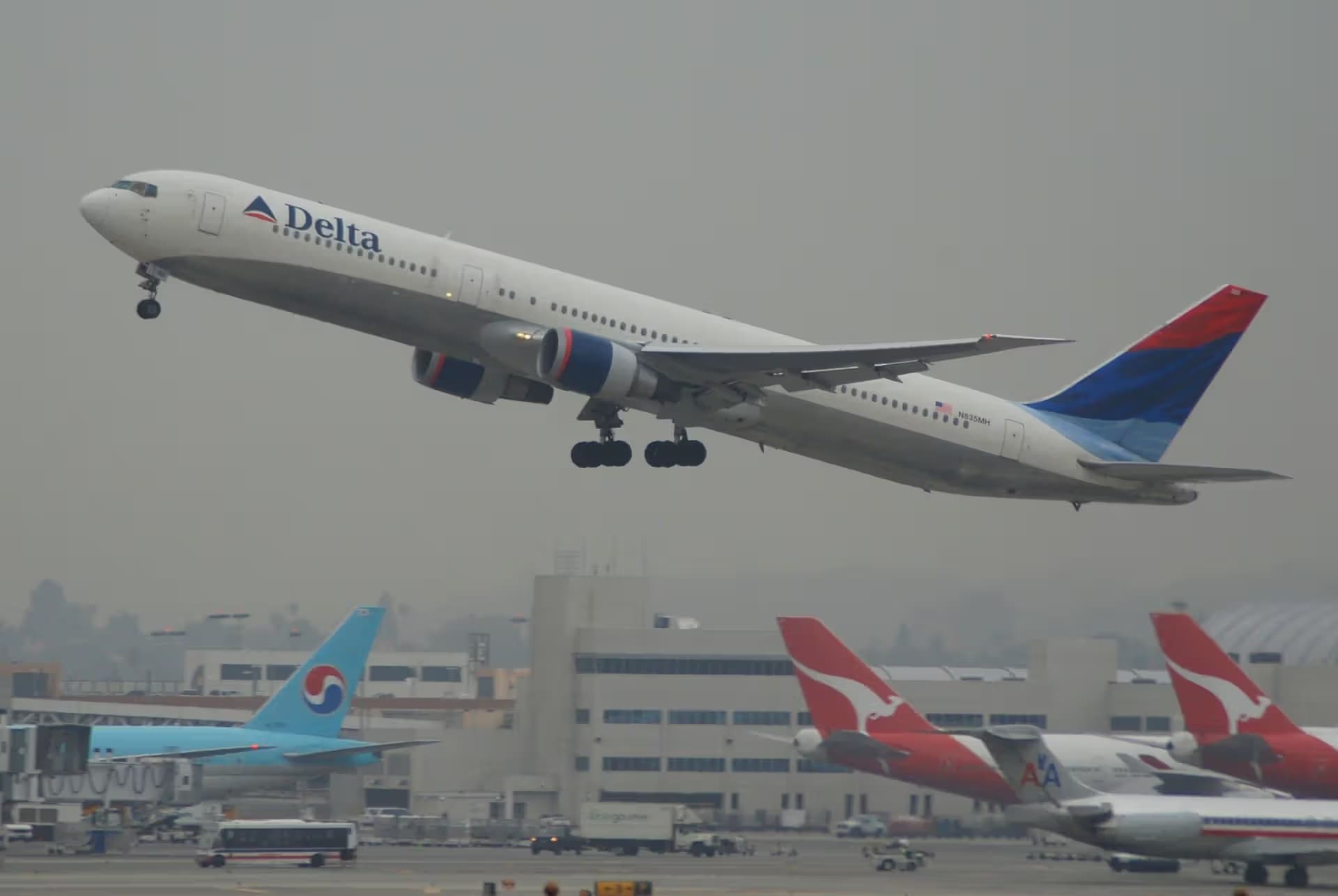 N835MH — Twin-engine aircraft