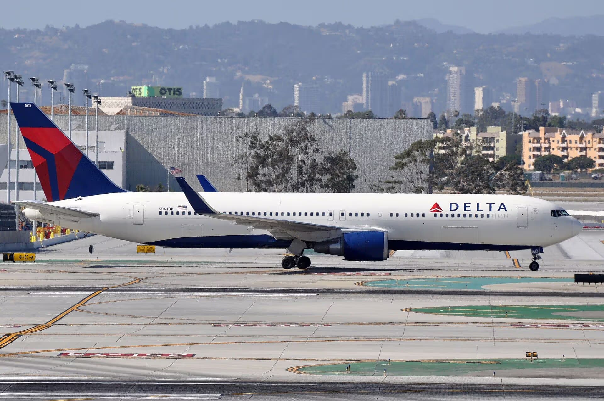 N1613B — Boeing