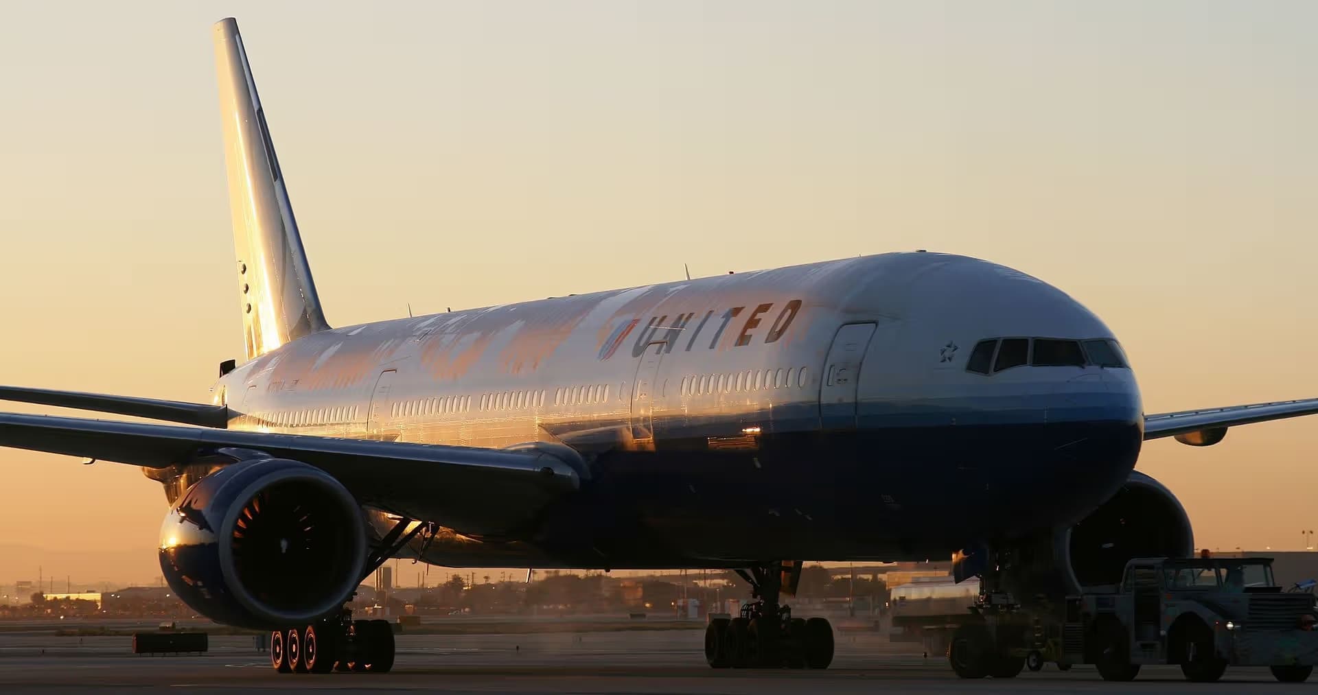 N775UA — Twin-engine aircraft